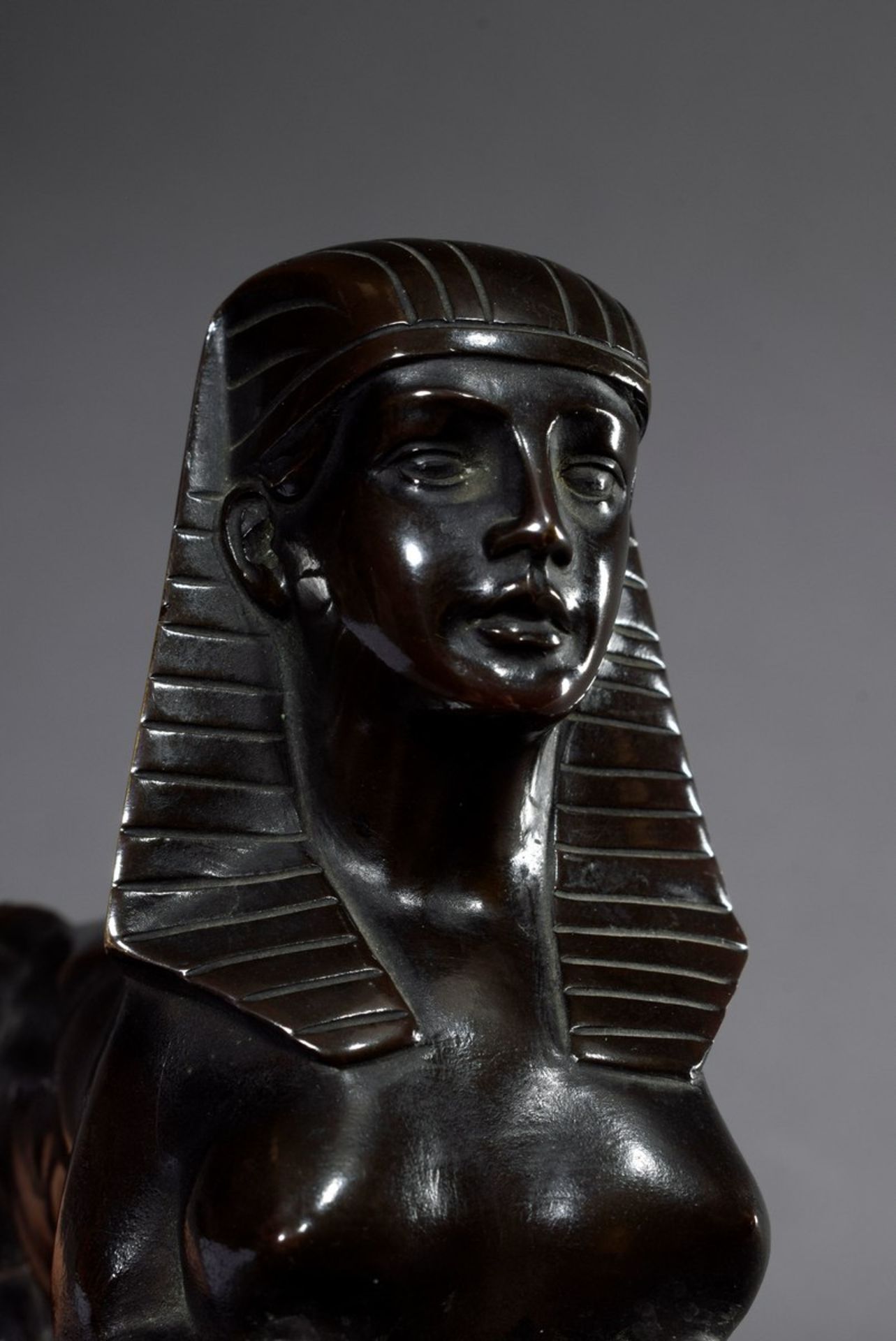 Bronze „Sphinx“ auf grünem Marmorsockel, dunkel patiniert, um 1900, H. 9/11cm, leichte - Bild 4 aus 6