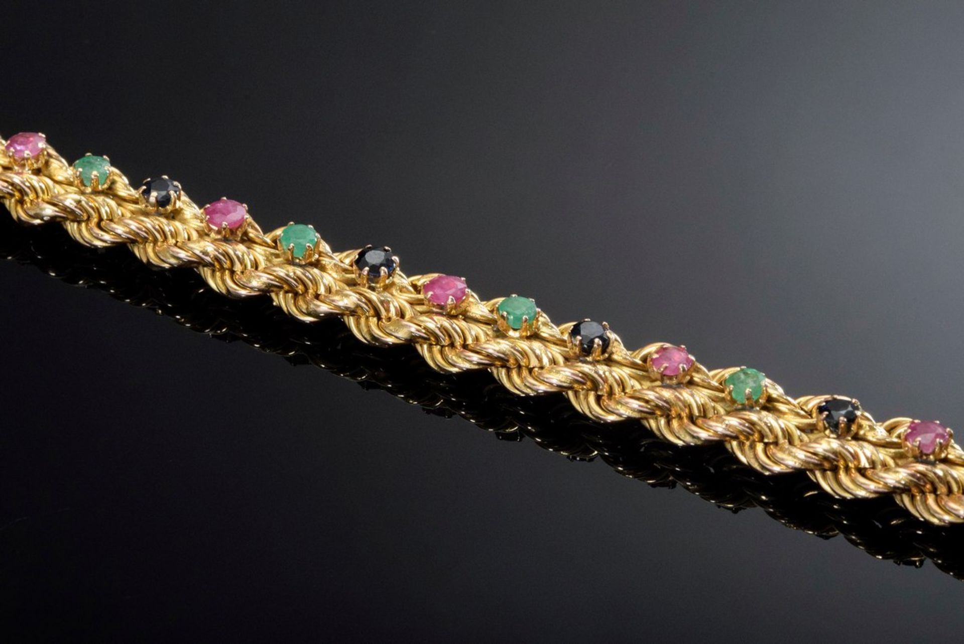 Geflochtenes RG 585 Armband mit Smaragden (zus. ca. 1.60ct), Rubinen (zus. ca. 1.80ct) sowie - Bild 2 aus 4