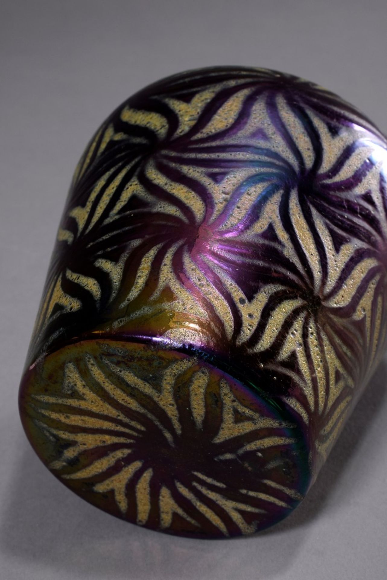 Violett irisierende Jugendstil Glas Vase mit geometrisch-floralem Ätzdekor und Messingrand, H. 14, - Bild 2 aus 3