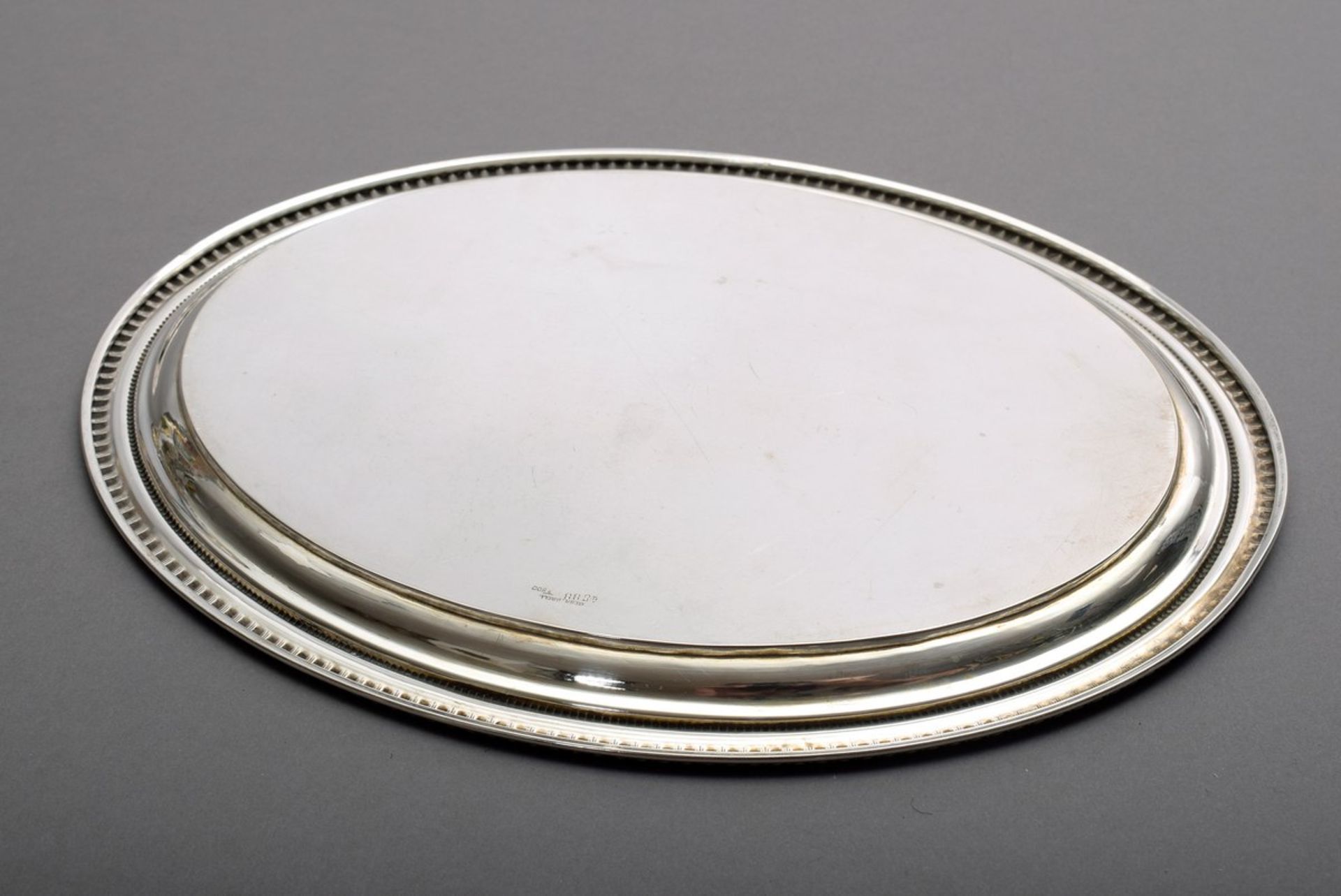 Kleines ovales Tablett mit Rillenrand und floraler Gravur sowie ligiertem Monogramm "AMC", Koch & - Bild 3 aus 4