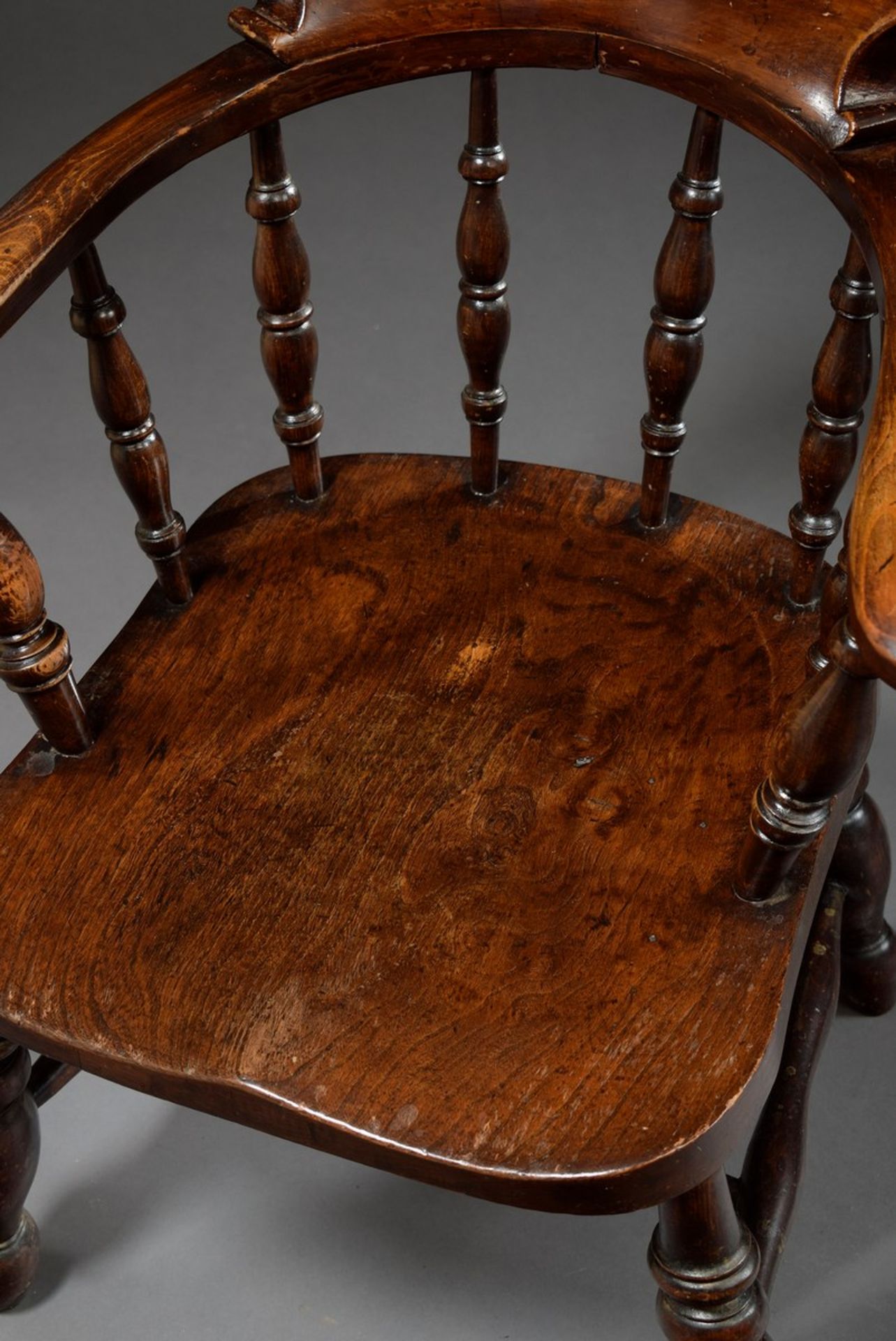 Captain's Chair mit gedrechselten, verstrebten Beinen, Ulme, dunkel gebeizt, H. 42/79,5cm, leichte - Bild 2 aus 5