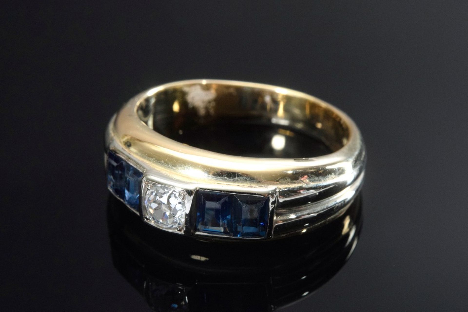 Schmaler GG/WG 585 Ring mit Altschliffdiamanten (zus. ca. 0.20ct/P/C) und 4 synthetischen blauen - Bild 2 aus 4