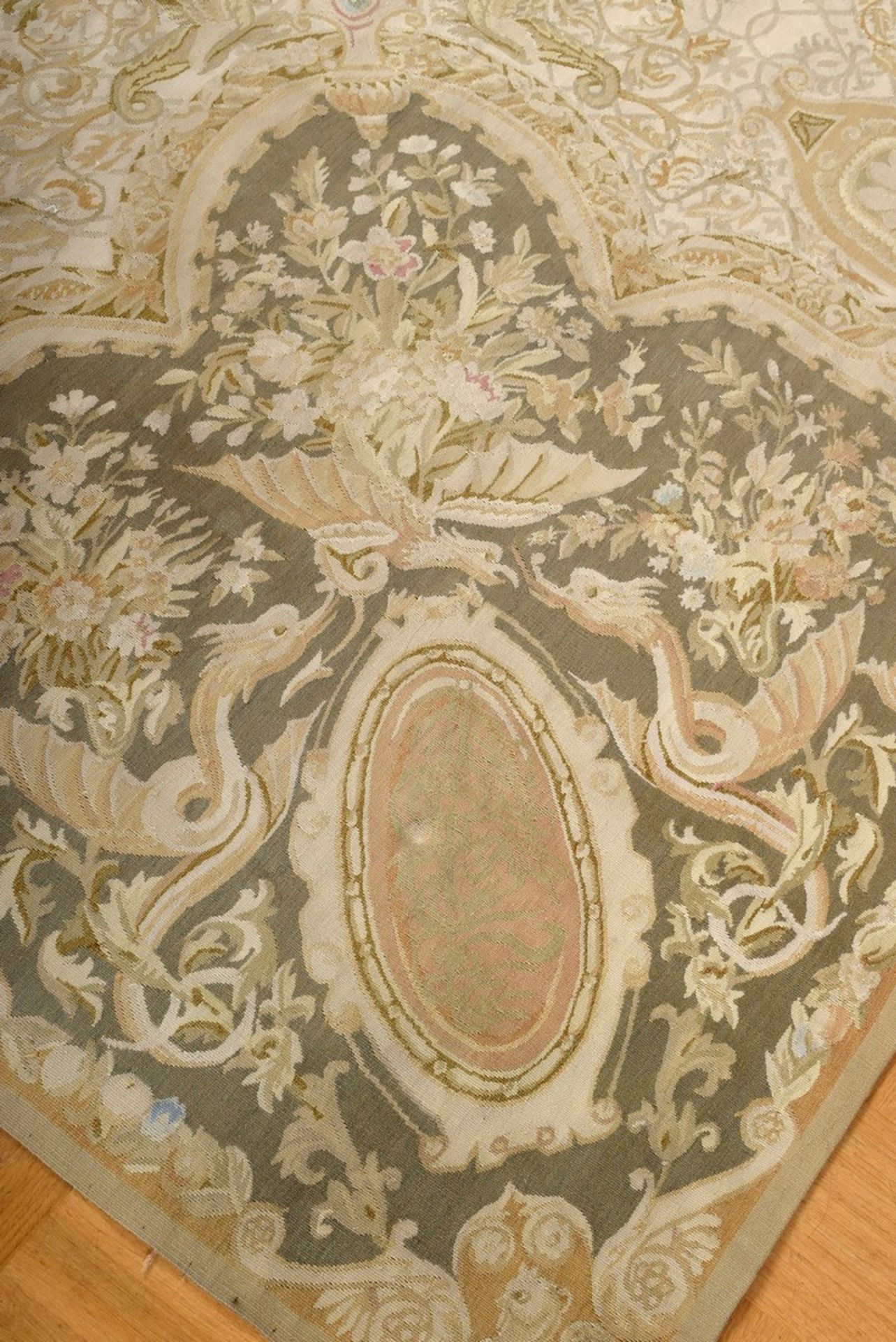 Großer Aubusson Teppich in Grün- und Beigetönen nach altem Vorbild, 20.Jh., 280x310cm - Bild 7 aus 9