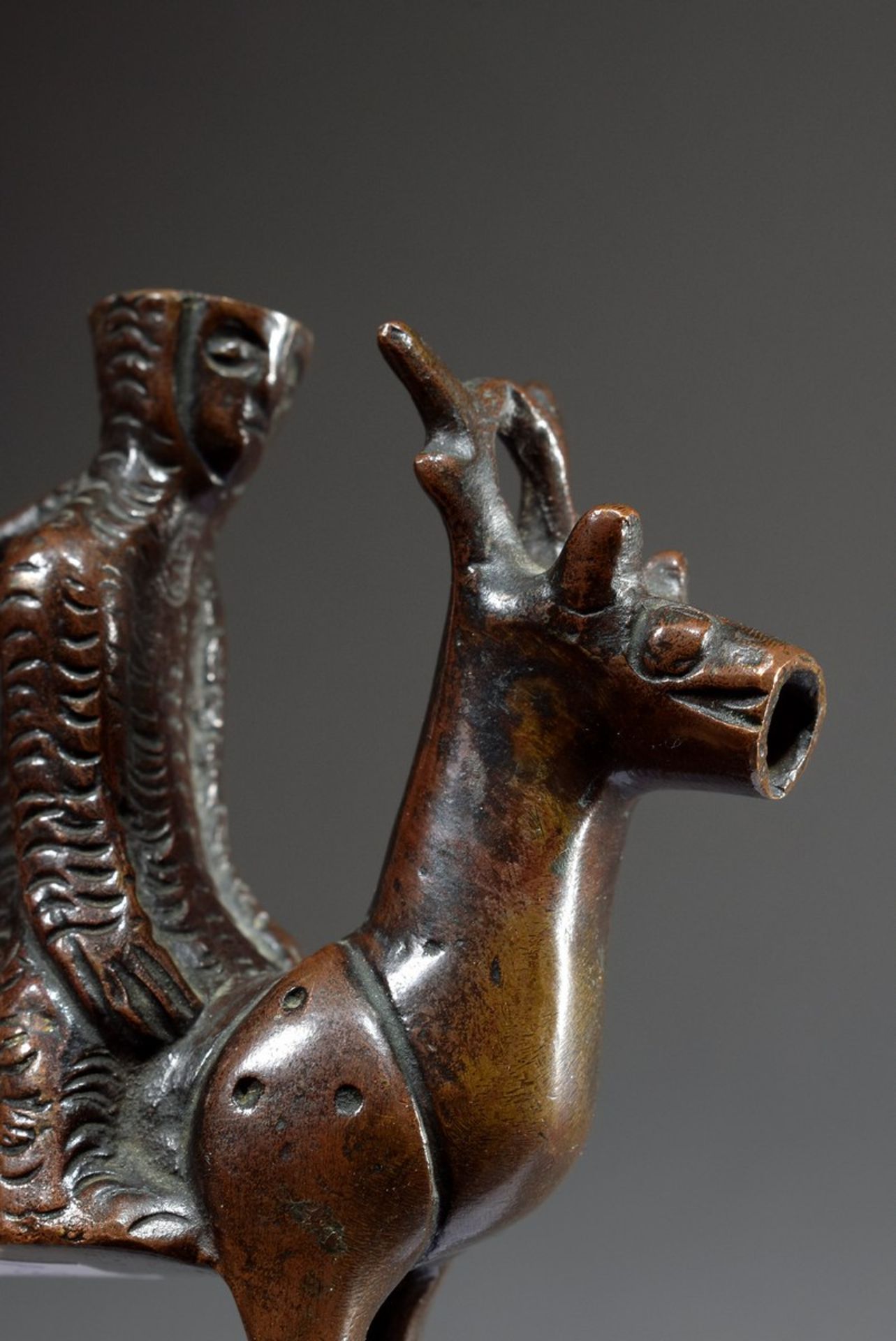 Aquamanile „Rentier mit geharnischten Reiter“ nach Original des 13.Jh., 19.Jh., Bronze braun - Bild 5 aus 6