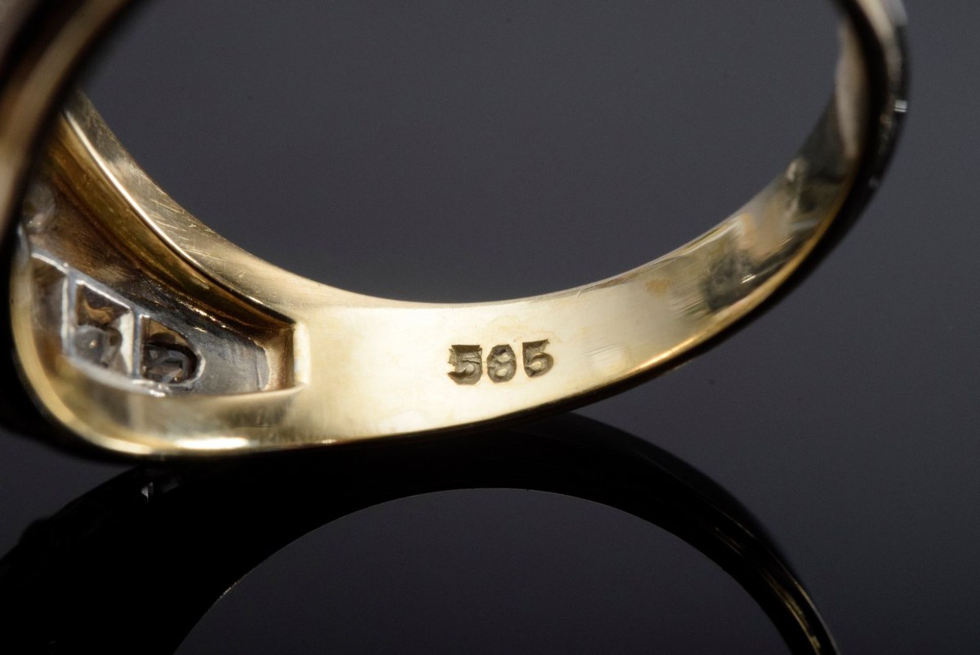 GG/WG 585 Ring mit Altschliffdiamanten (zus. ca. 0.68ct/SI/TC-LY), um 1930, 4,5g, Gr. 55YG/WG 585 - Bild 3 aus 3