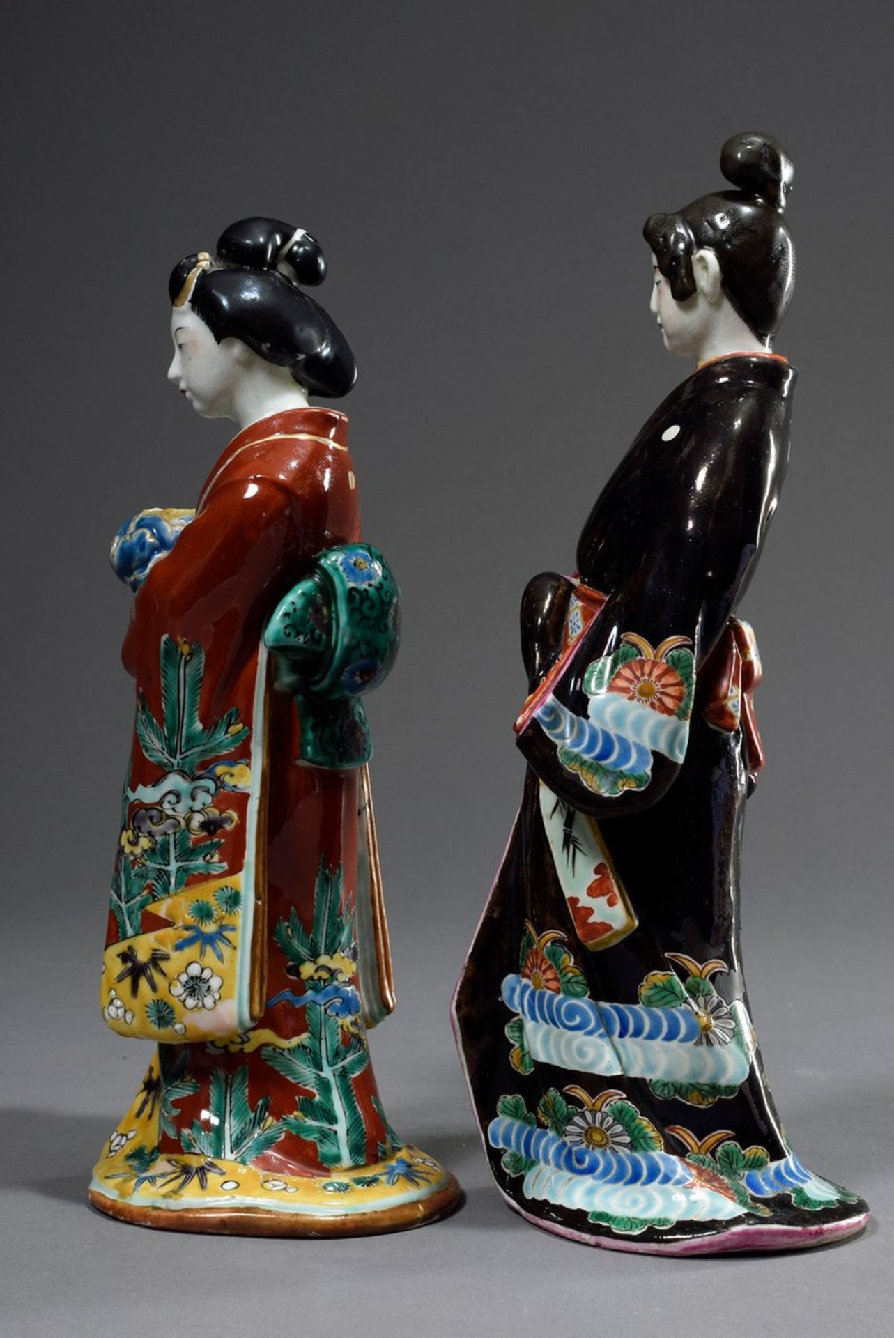 2 Kutani Porzellanfiguren "Damen in traditionellem Gewand", Japan um 1910, H. 26/28cm, 1x defekt2 - Image 4 of 7