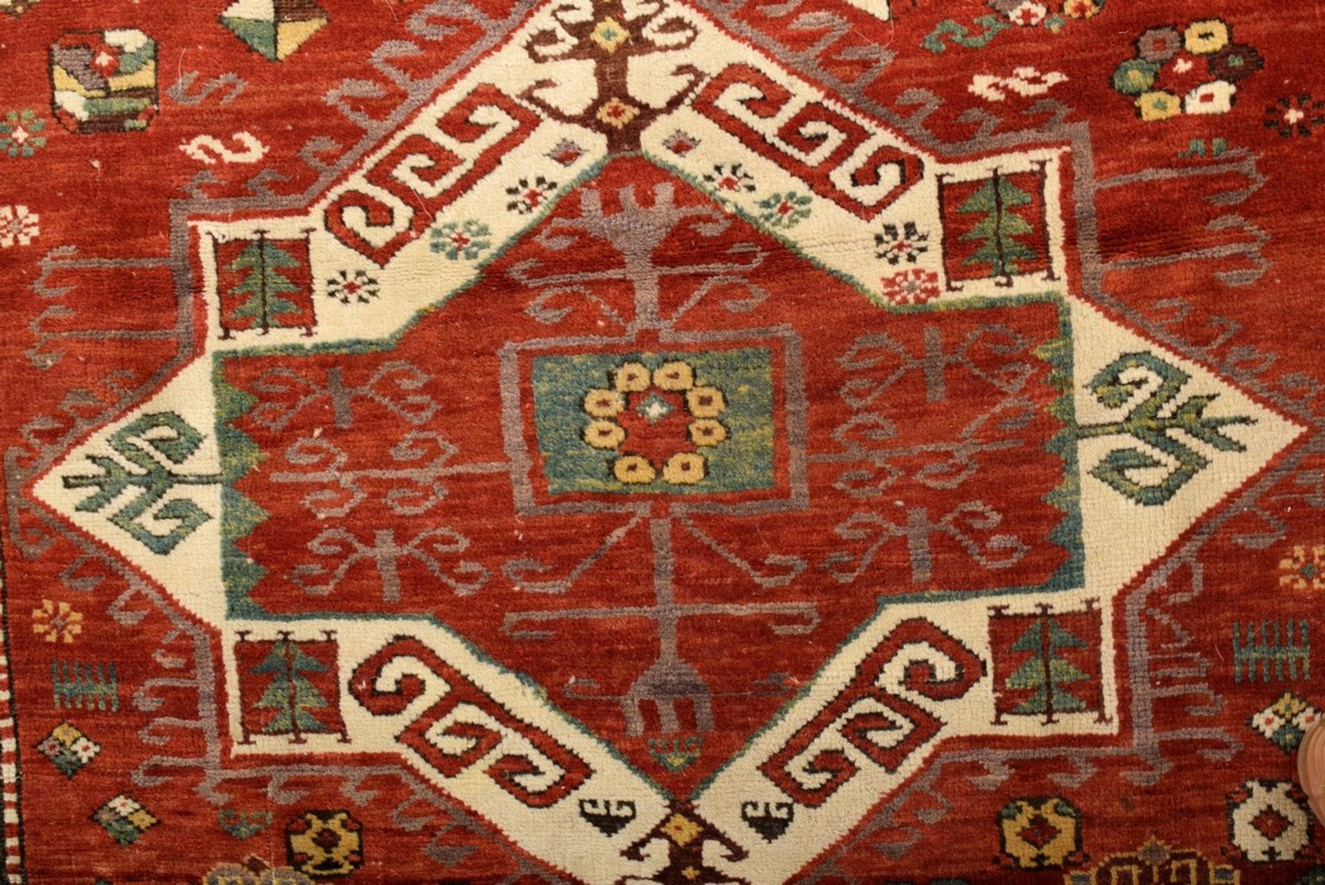 Fachralo Kasak mit Stabmedaillon auf rotem Fond in petrol-grauer Zacken- und Floralbordüre, Kaukasus - Bild 5 aus 8