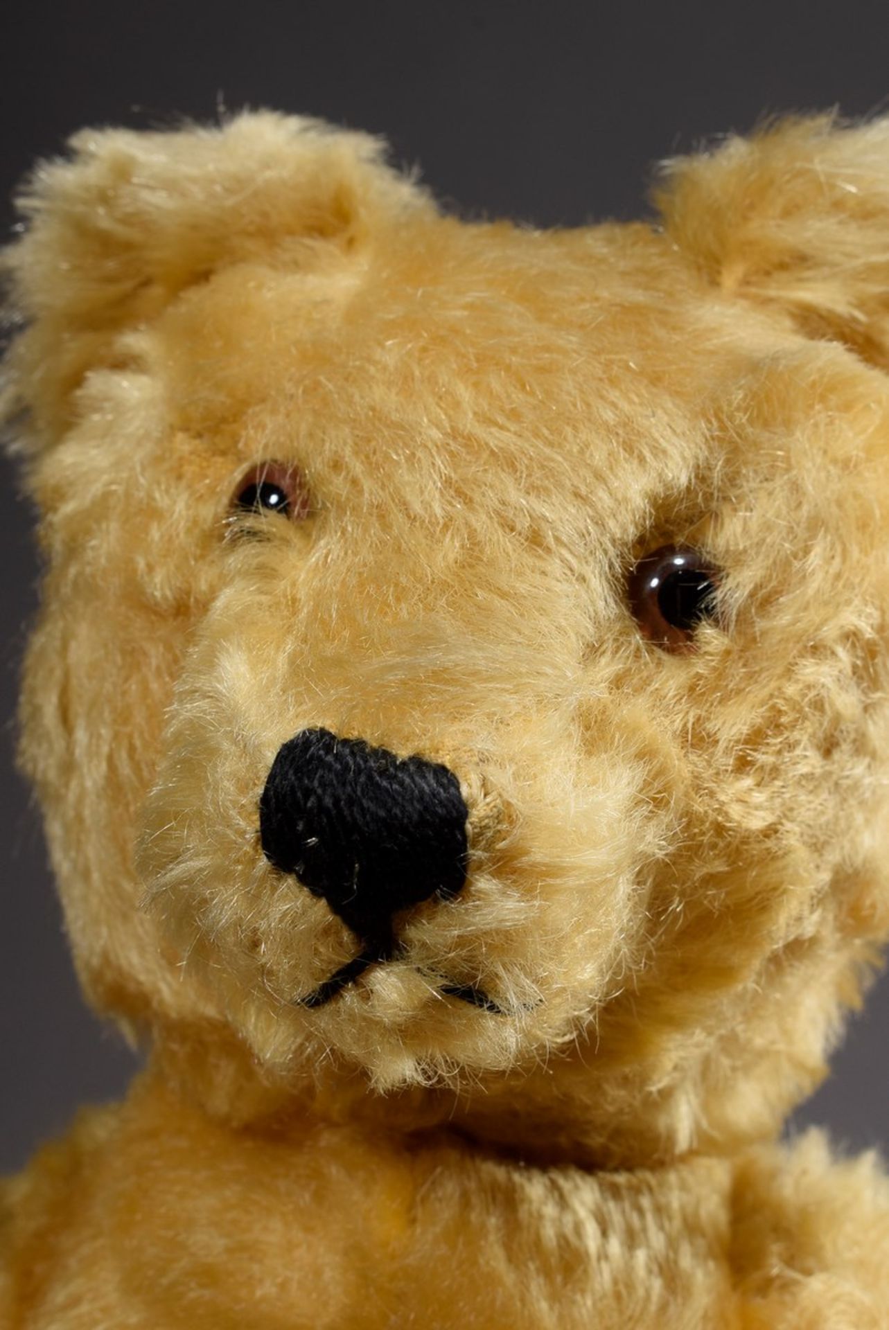 Steiff Teddy mit beigem Mohair und braunen Glasaugen, 2. Hälfte 20.Jh., H. 33cm, min. bespielt, - Bild 4 aus 4