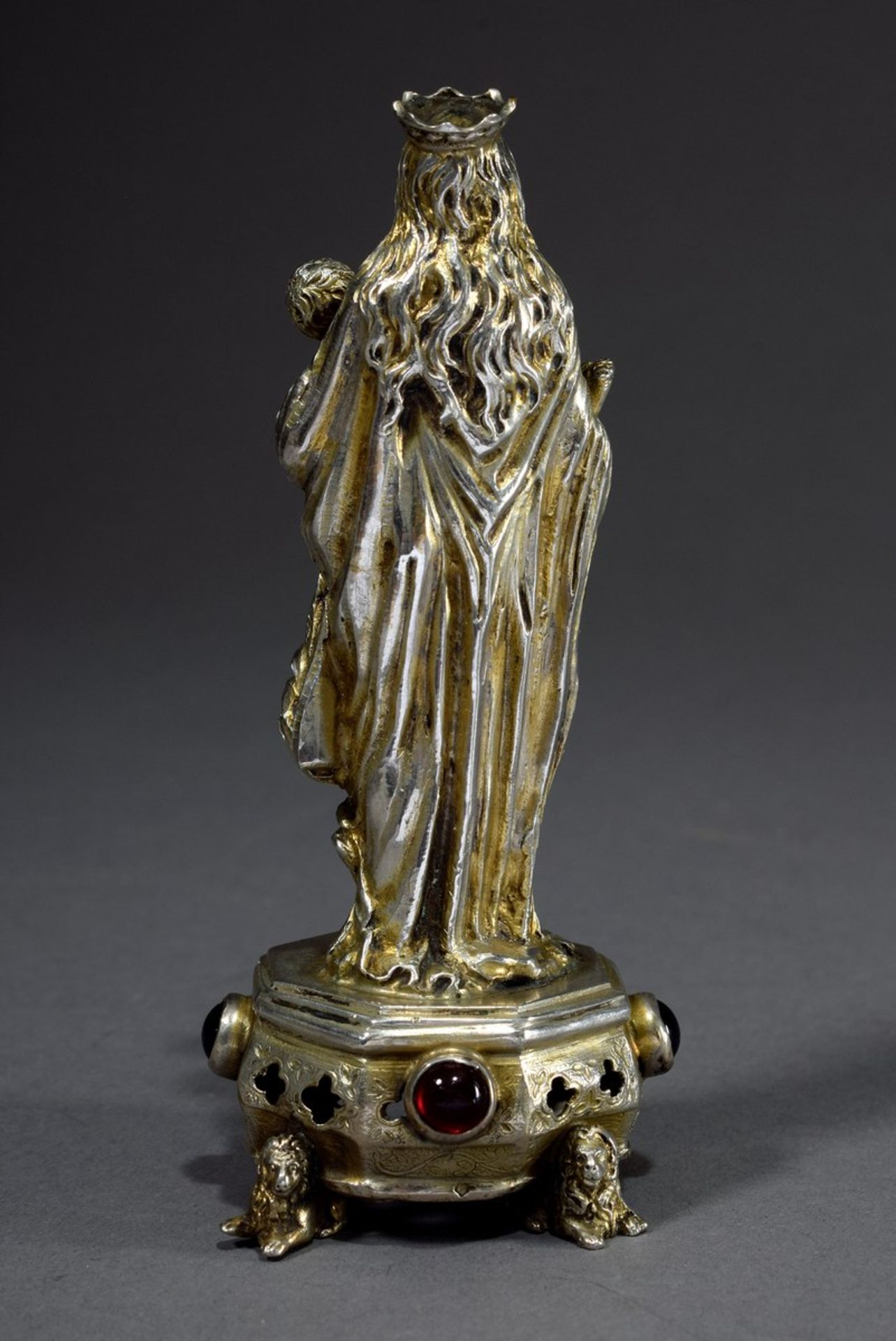 Statuette "Stehende Madonna mit Kind" auf durchbrochenem von 4 Löwen getragenem Postament, mit - Bild 3 aus 6