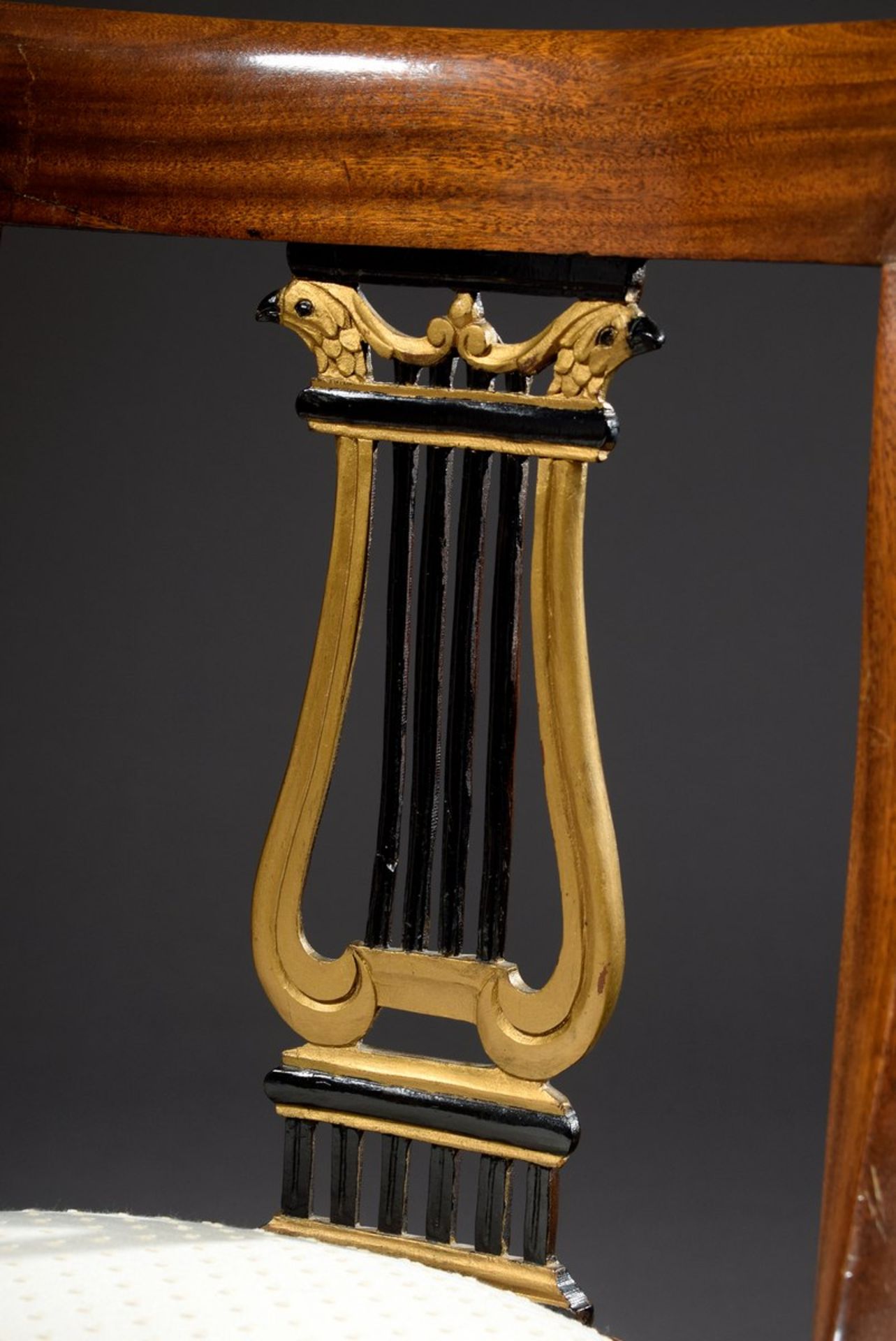 4 Stühle im Empire Stil mit geschnitztem Lyramotiv in der Lehne und hellen Sitzpolstern, Nussbaum, - Image 6 of 8