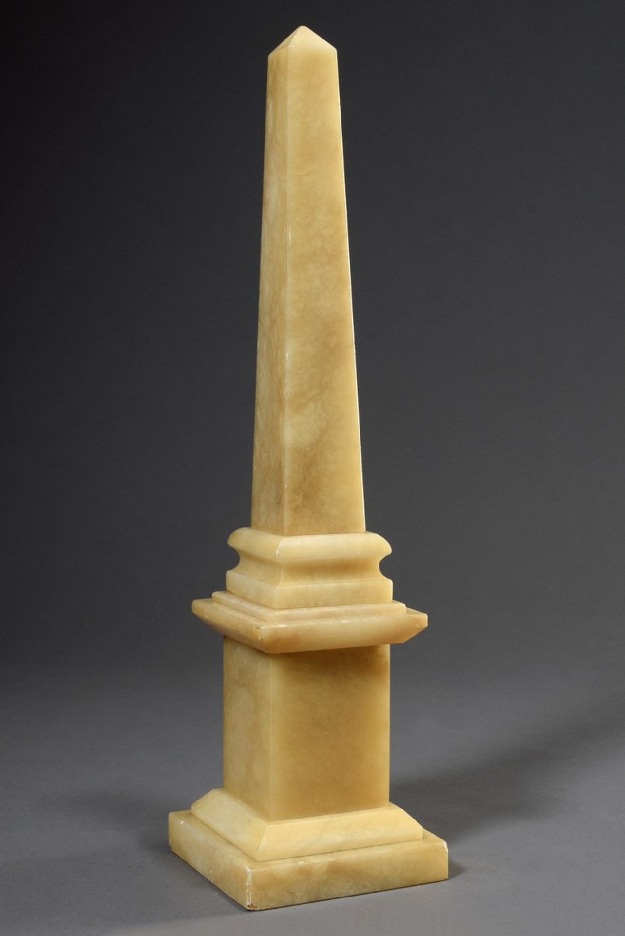 Dekorationsobelisk, beiger Marmor, H. 47cm, etwas bestoßen - Bild 2 aus 5