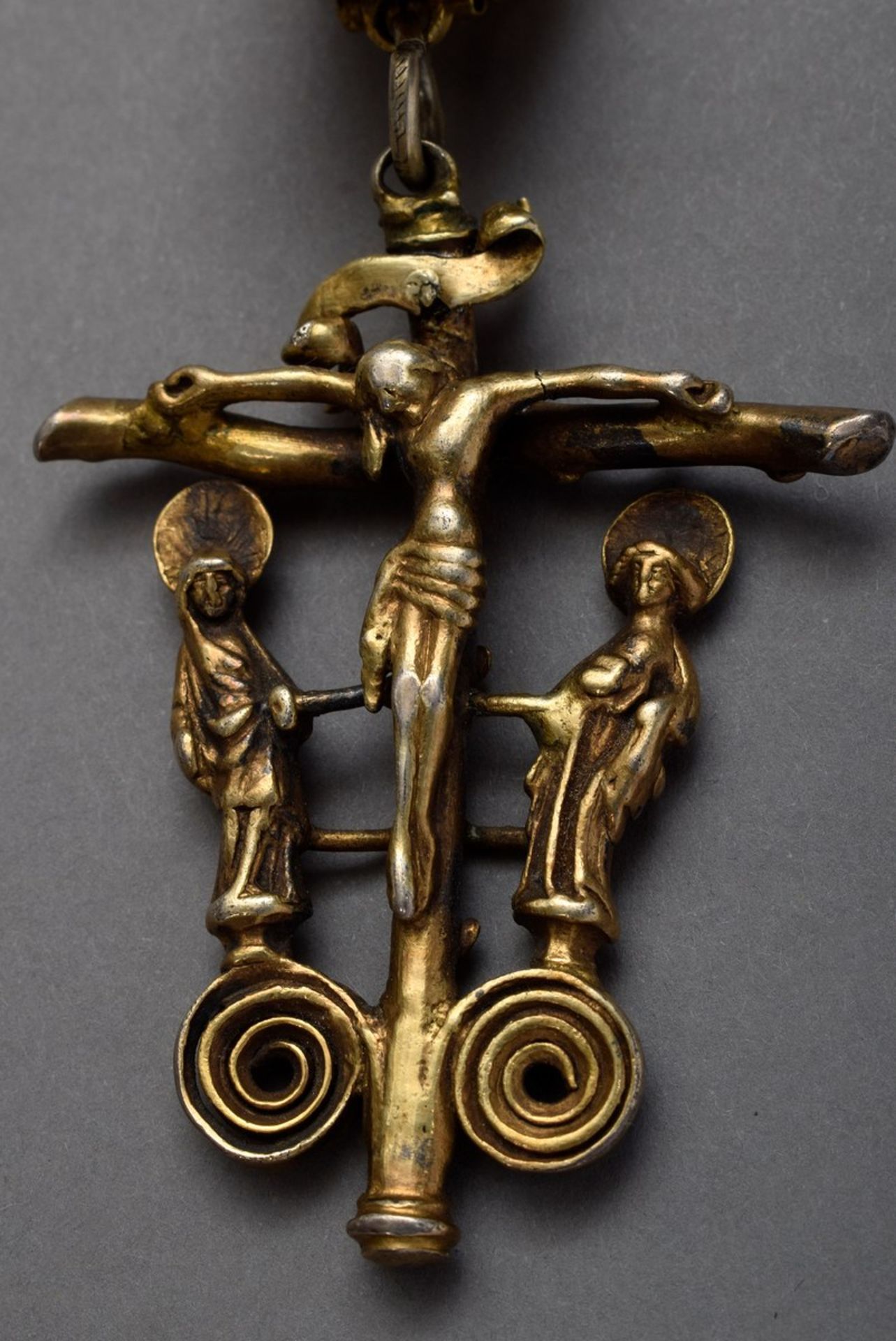 Spätmittelalterliches Pektoral "Christus am Kreuz mit Assistenzfiguren" darüber "Totenkopf" - Bild 2 aus 4