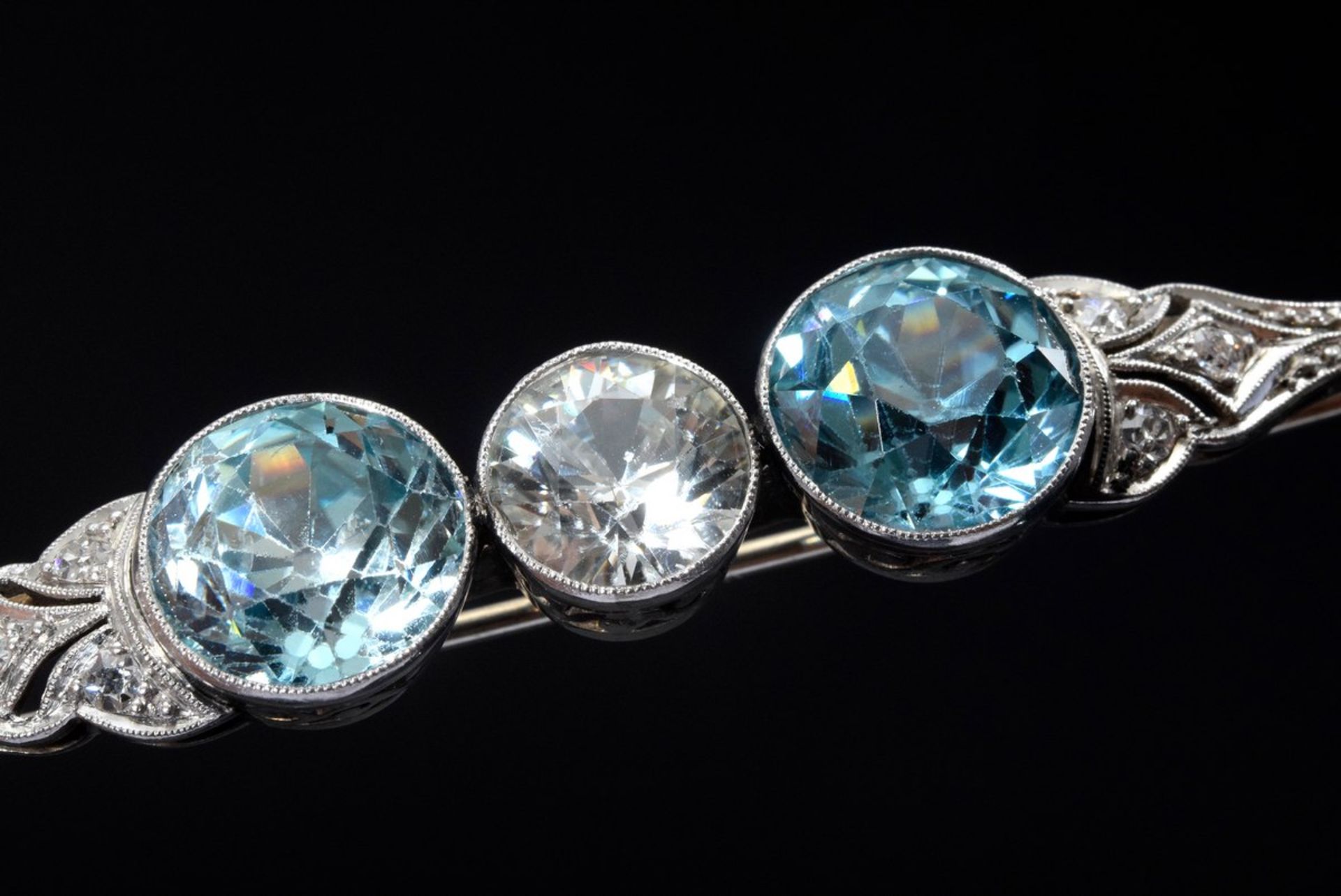 WG 585 Art Deco Stabnadel mit zwei hellblauen und einem weißen Zirkonen sowie 6 Diamanten im - Bild 3 aus 3