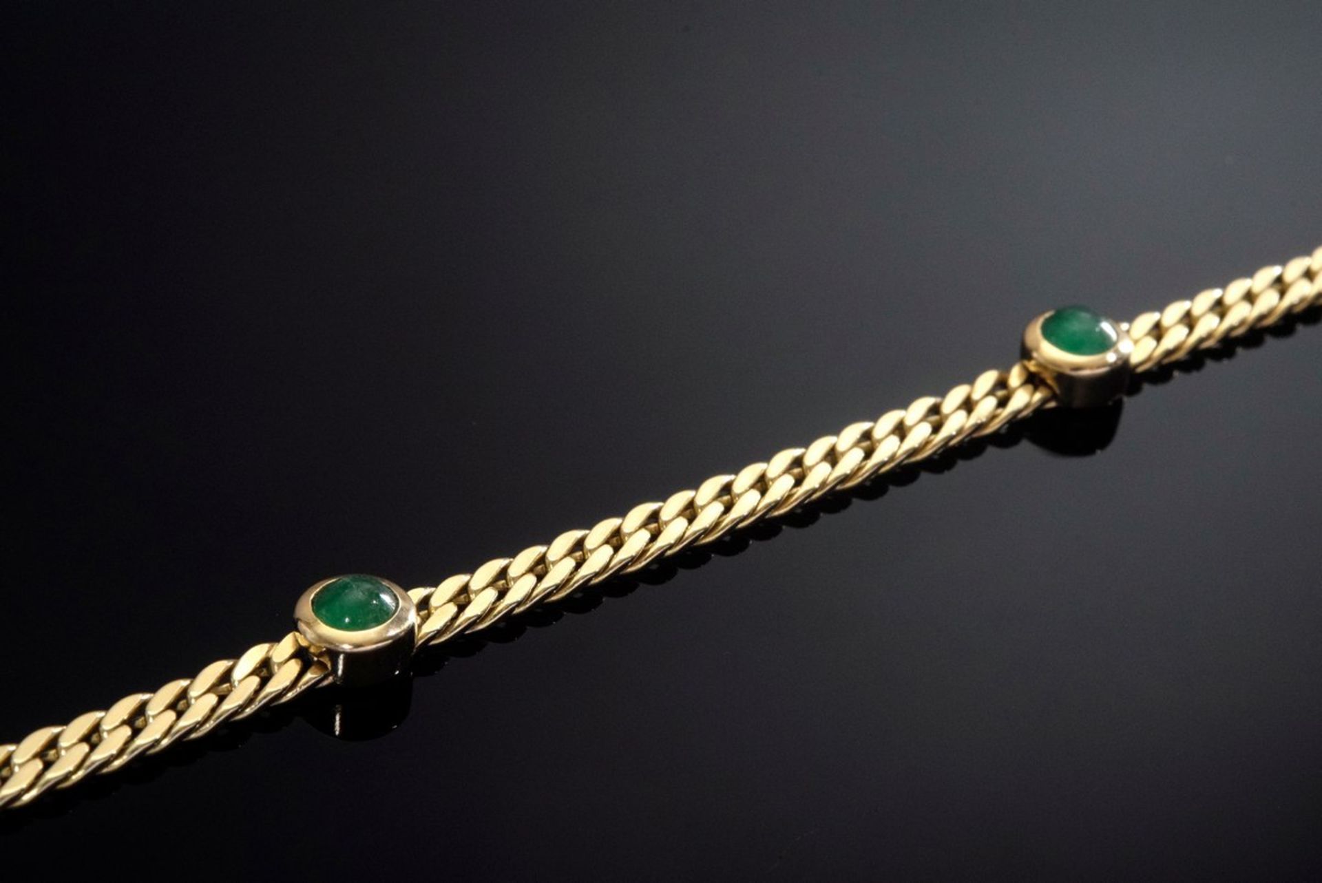 Zartes GG 585 Flachpanzerarmband mit 5 runden Smaragdcabochons (zus. ca. 1ct), 12g, L. 21,5cm, - Image 3 of 3
