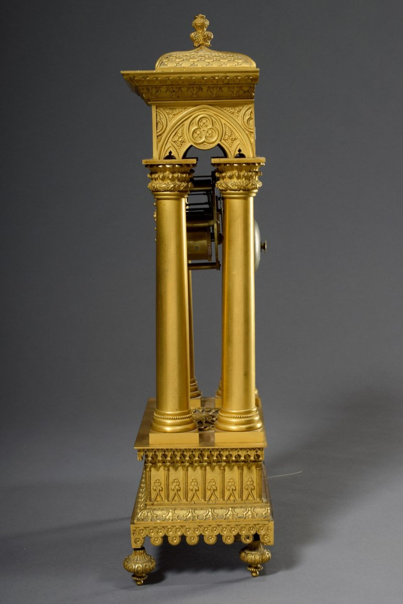 Feuervergoldete Bronze Pendule mit vier Säulen und reichem Reliefdekor in gotischer Façon, - Bild 7 aus 13