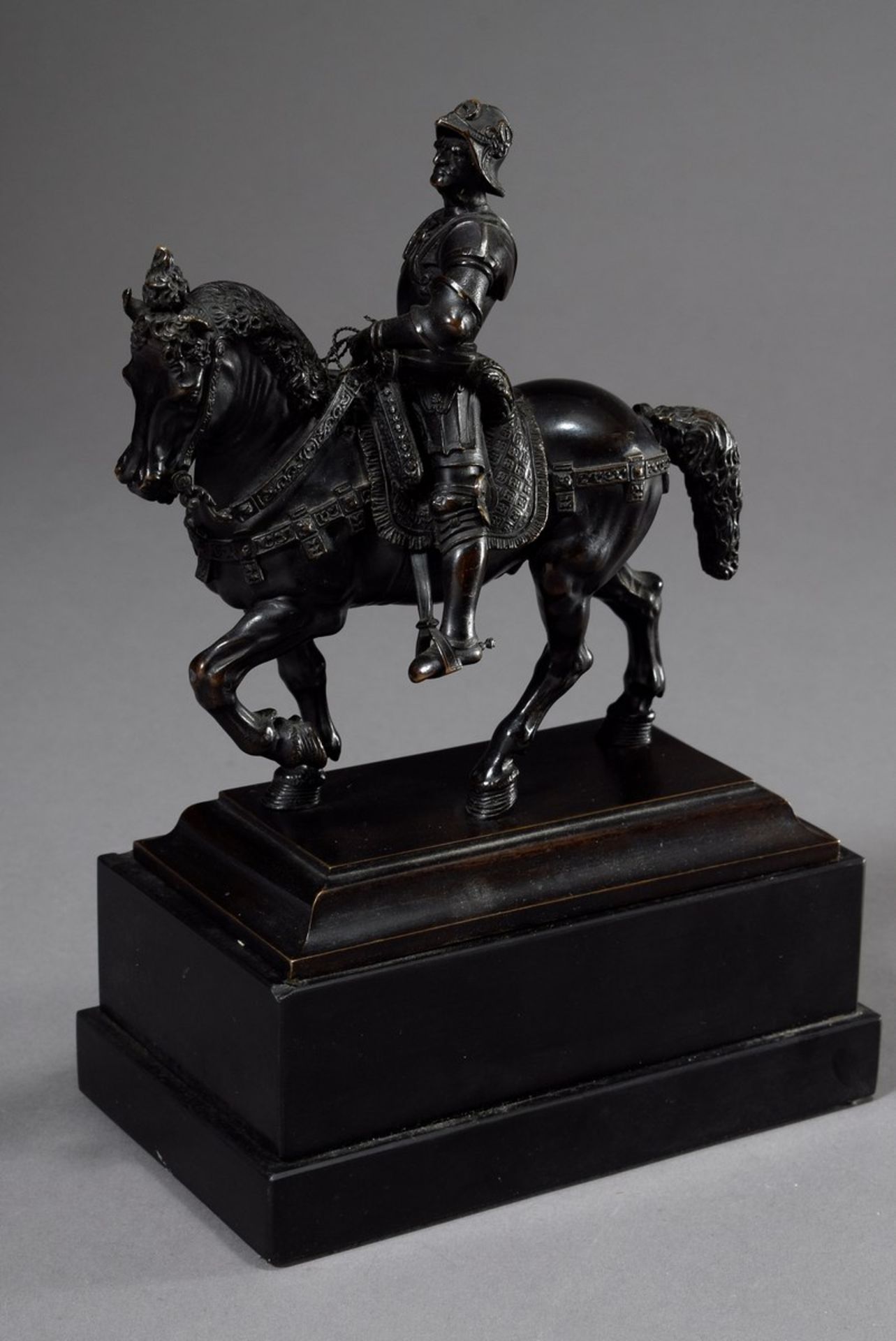 Kleine Bronze „Bartolomeo Colleoni“ nach Andrea del Verrocchio, dunkel patiniert, auf schwarzem - Bild 2 aus 9