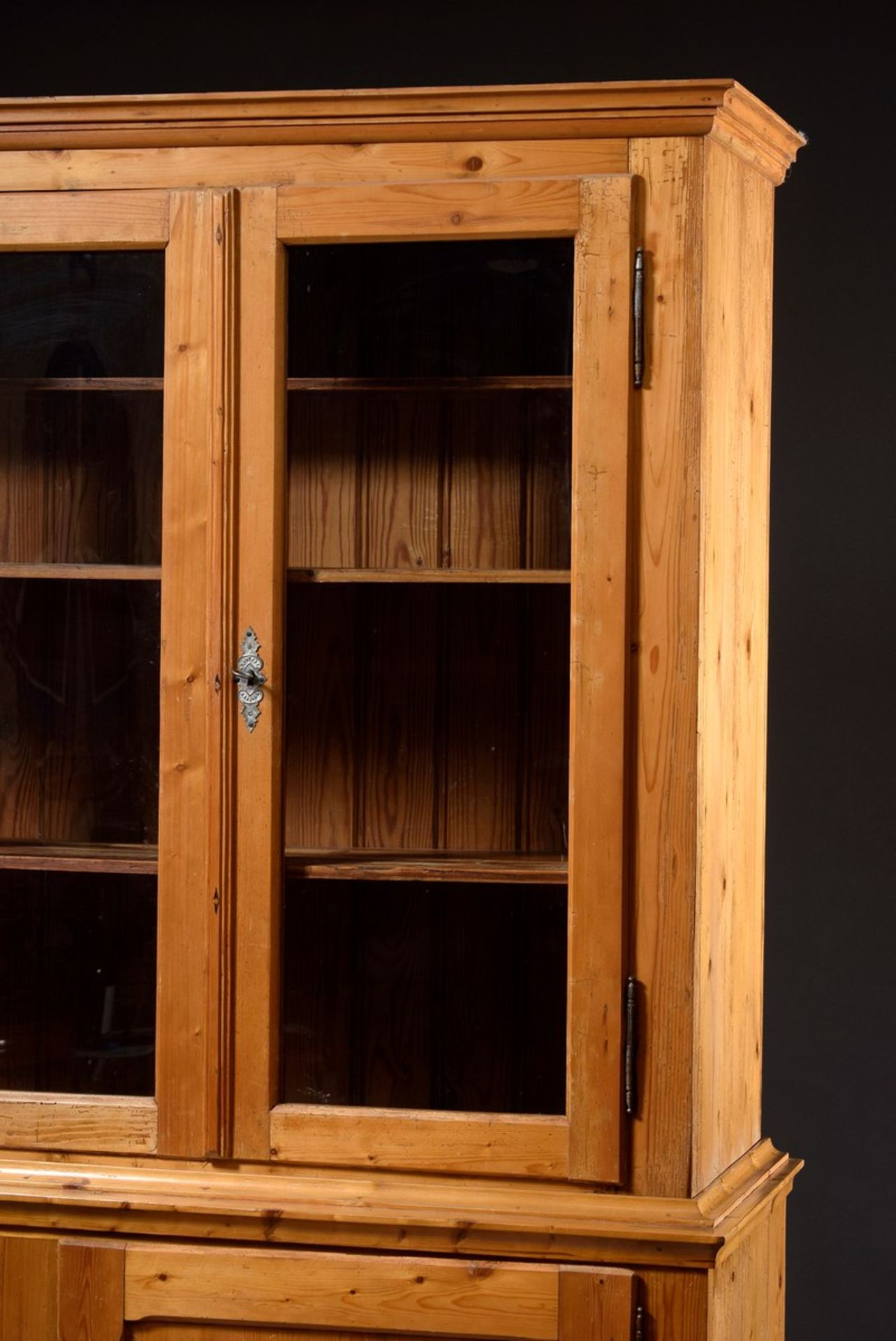 Weichholz Küchenschrank in schlichter Façon mit drei verglasten Schiebetüren, 216x149x45cmSoftwood - Bild 2 aus 6