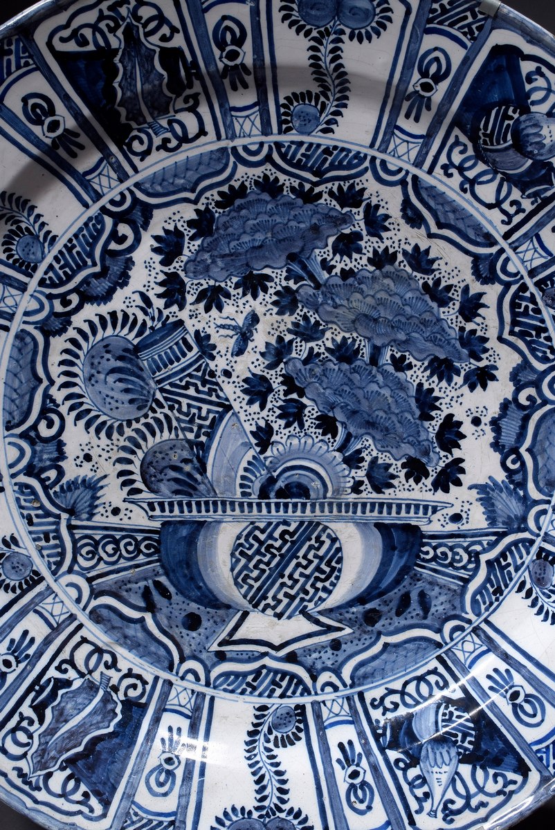 Sehr großer Fayence Teller mit Blaumalerei Dekor in chinesischem Stil "Gelehrtenobjekte und - Image 3 of 4