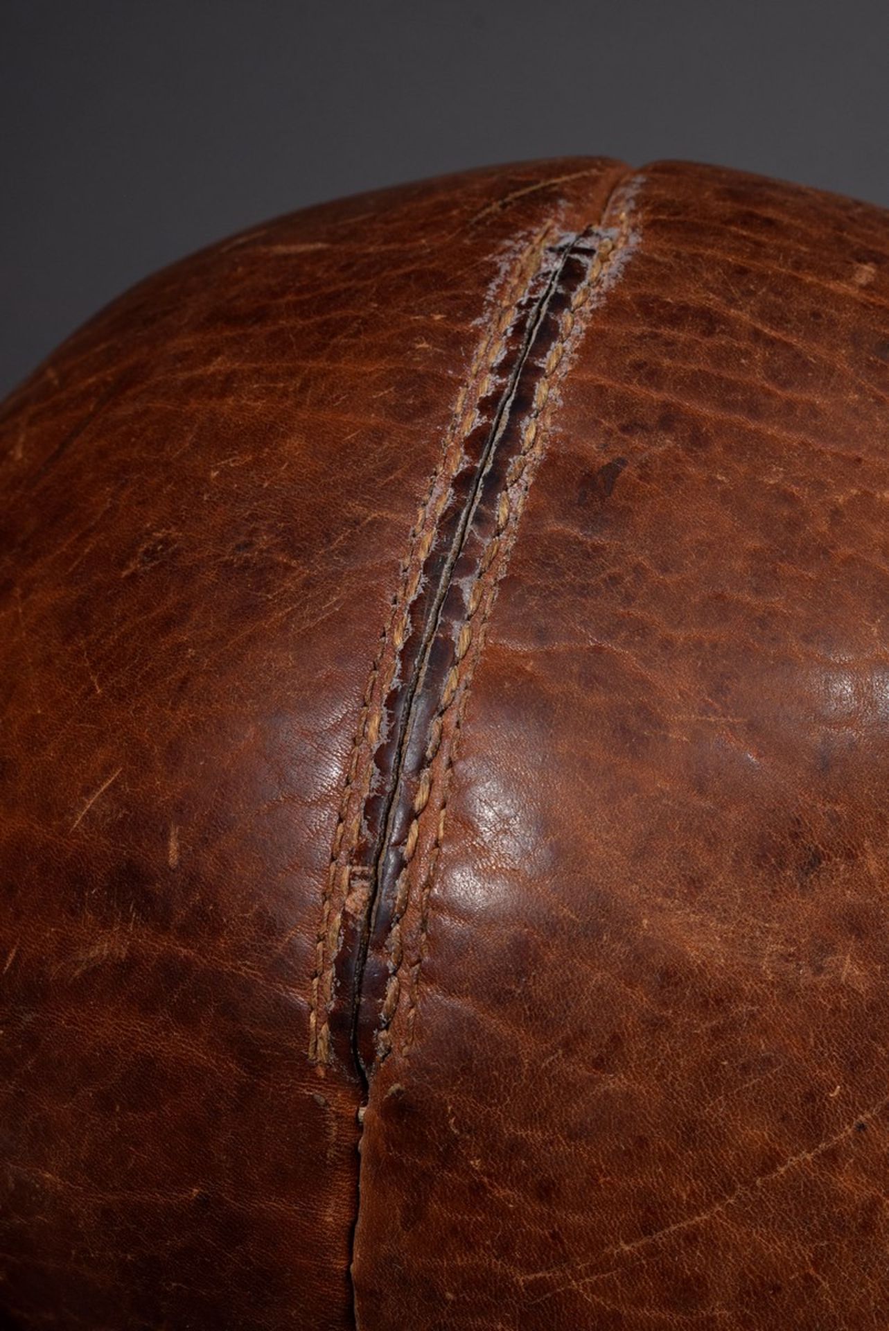 Alter Leder Medizinball mit schöner Patina, braun, Ø ca. 28cm, leichte Gebrauchsspuren - Bild 3 aus 4