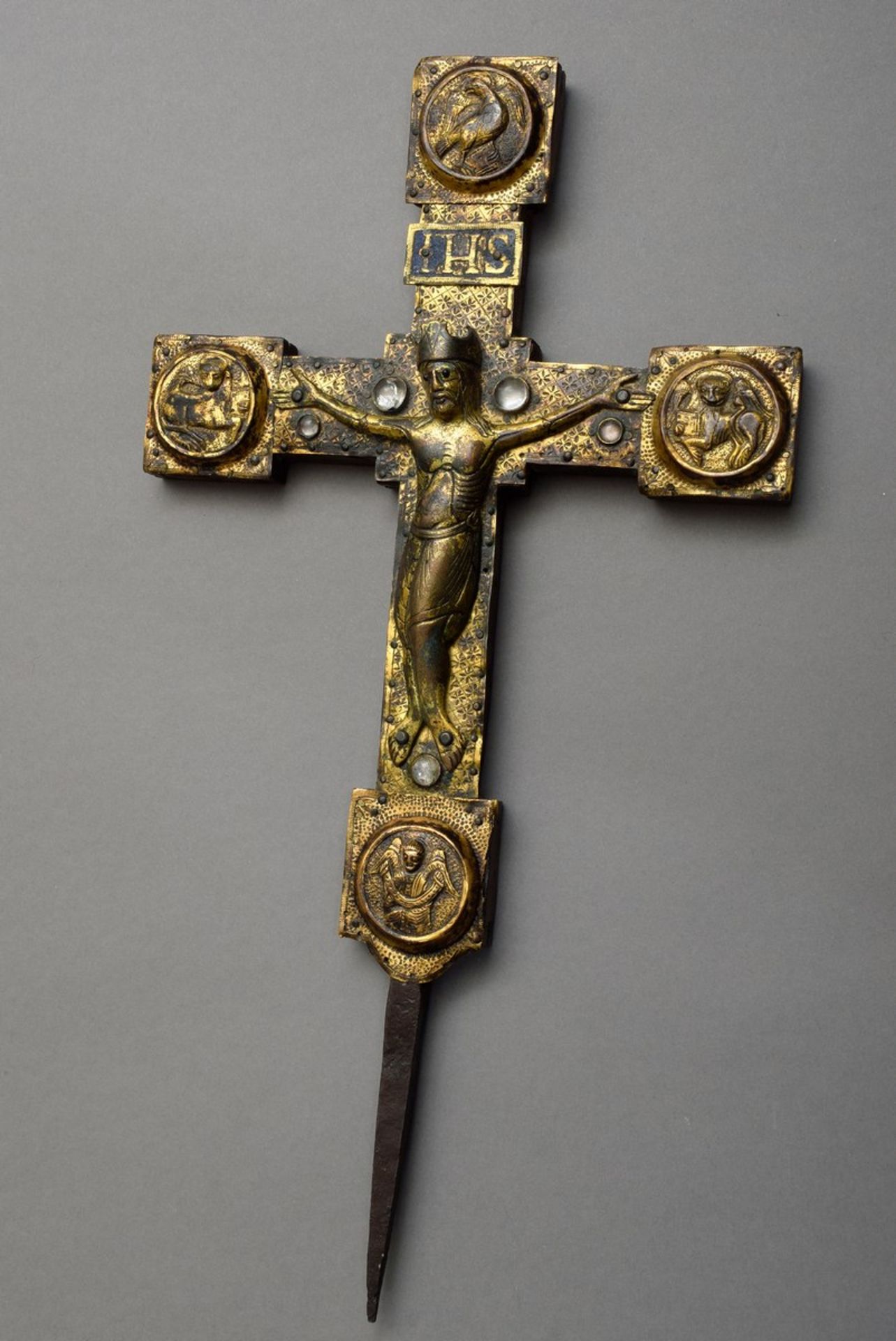 Romanisches Vortragekreuz "Gekrönter Christus", Viernageltypus mit 4 Evangelistensymbolen und - Bild 9 aus 11