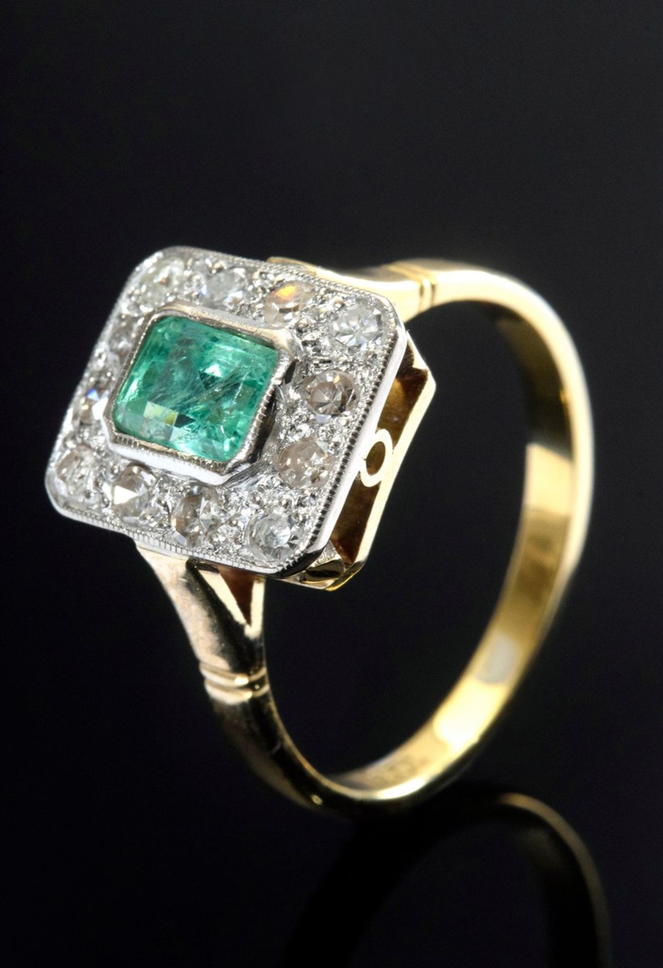 Klassischer GG/WG 750 Ring im Art Deco Stil mit Smaragd (ca. 0.50ct) sowie 12 Altschliffdiamanten (
