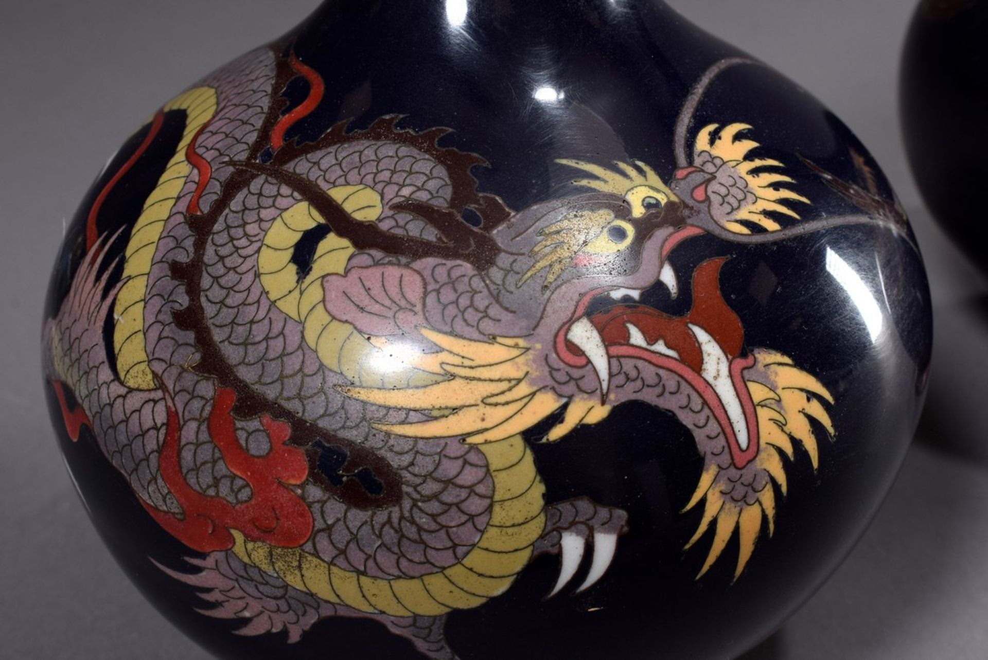 Paar japanische Cloisonné Vasen "Drachen" auf dunkelblauem Fond, um 1920, H. 31cm, etwas - Bild 3 aus 6