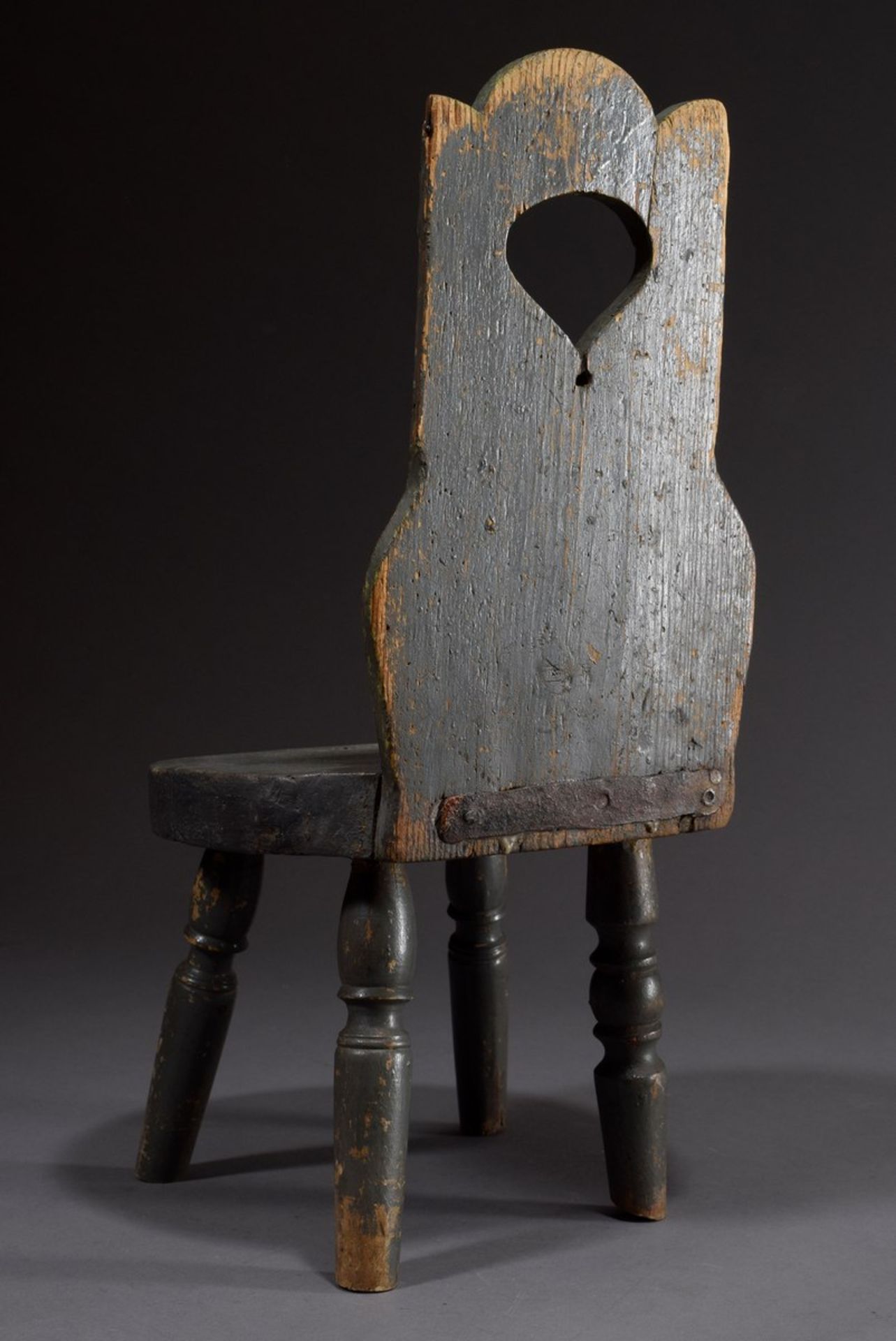 Kleiner Kinder Brettstuhl auf gedrechselten Beinen, Nadelholz, grau gefasst, 19.Jh., H. 20/48cm, - Bild 3 aus 4