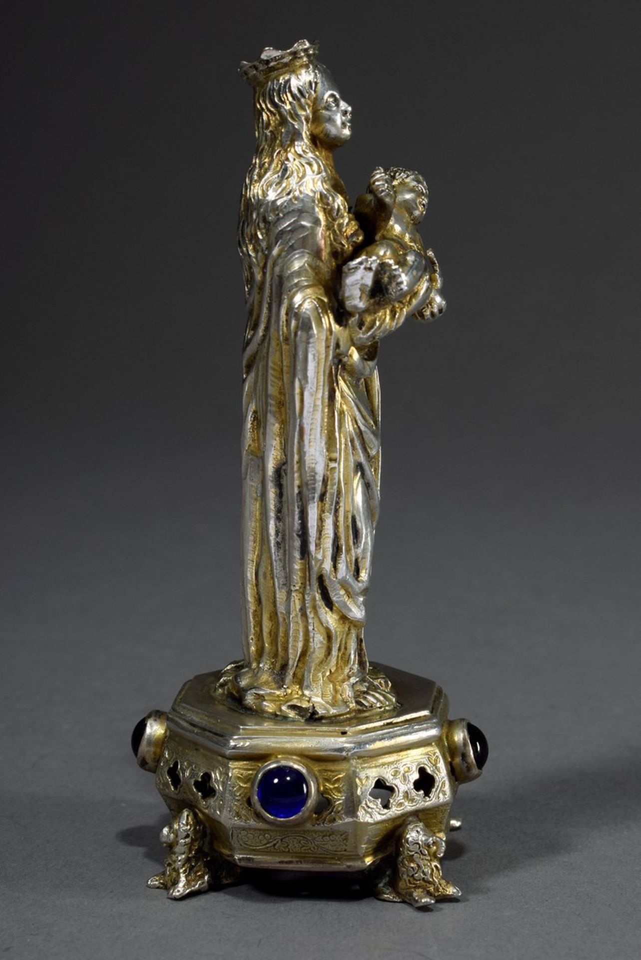 Statuette "Stehende Madonna mit Kind" auf durchbrochenem von 4 Löwen getragenem Postament, mit - Bild 2 aus 6