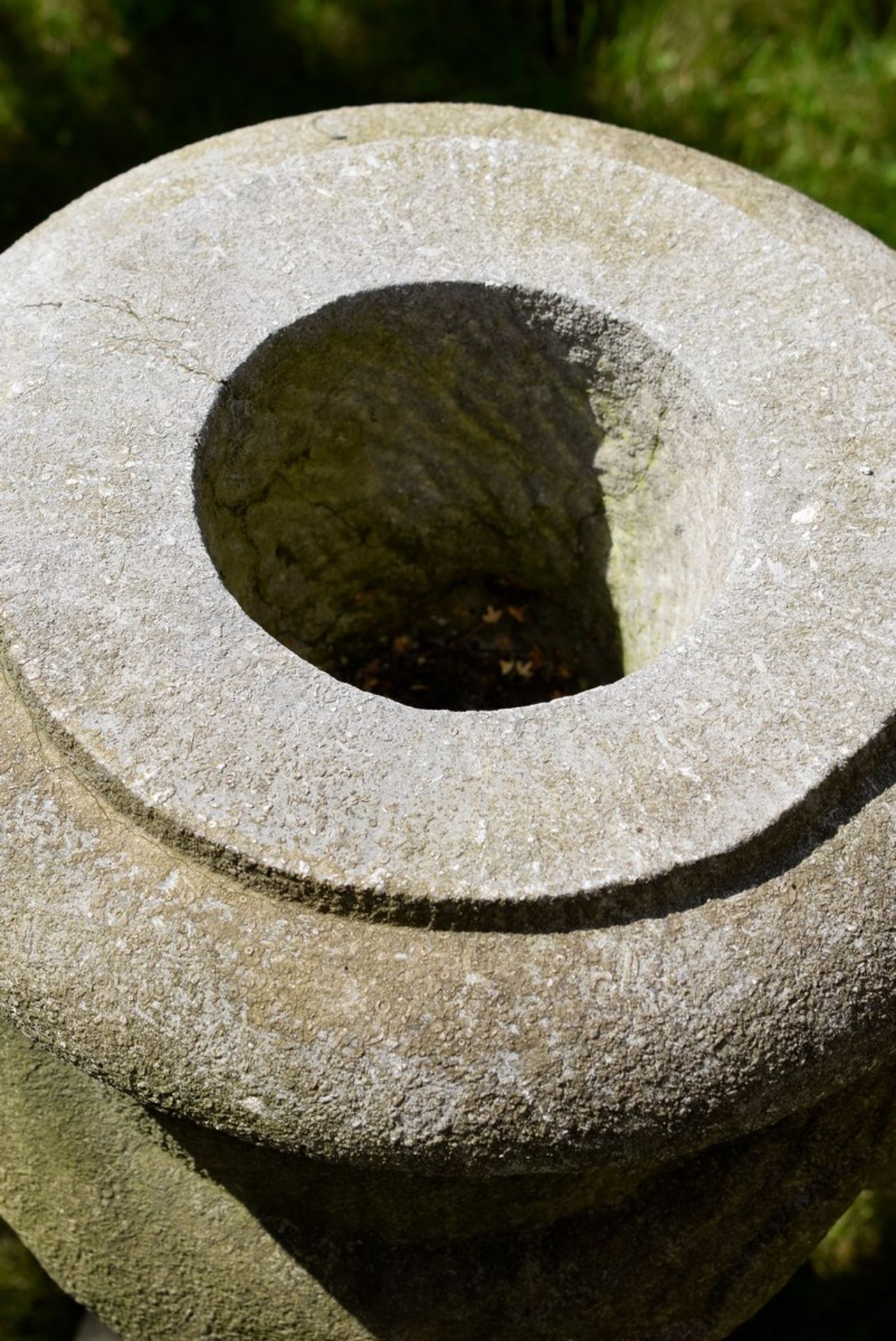 Muschelkalk Gartenvase in Louis XVI Stil mit "Girlanden" Relief, H. 48,5cm, kleine Defekte - Bild 3 aus 4