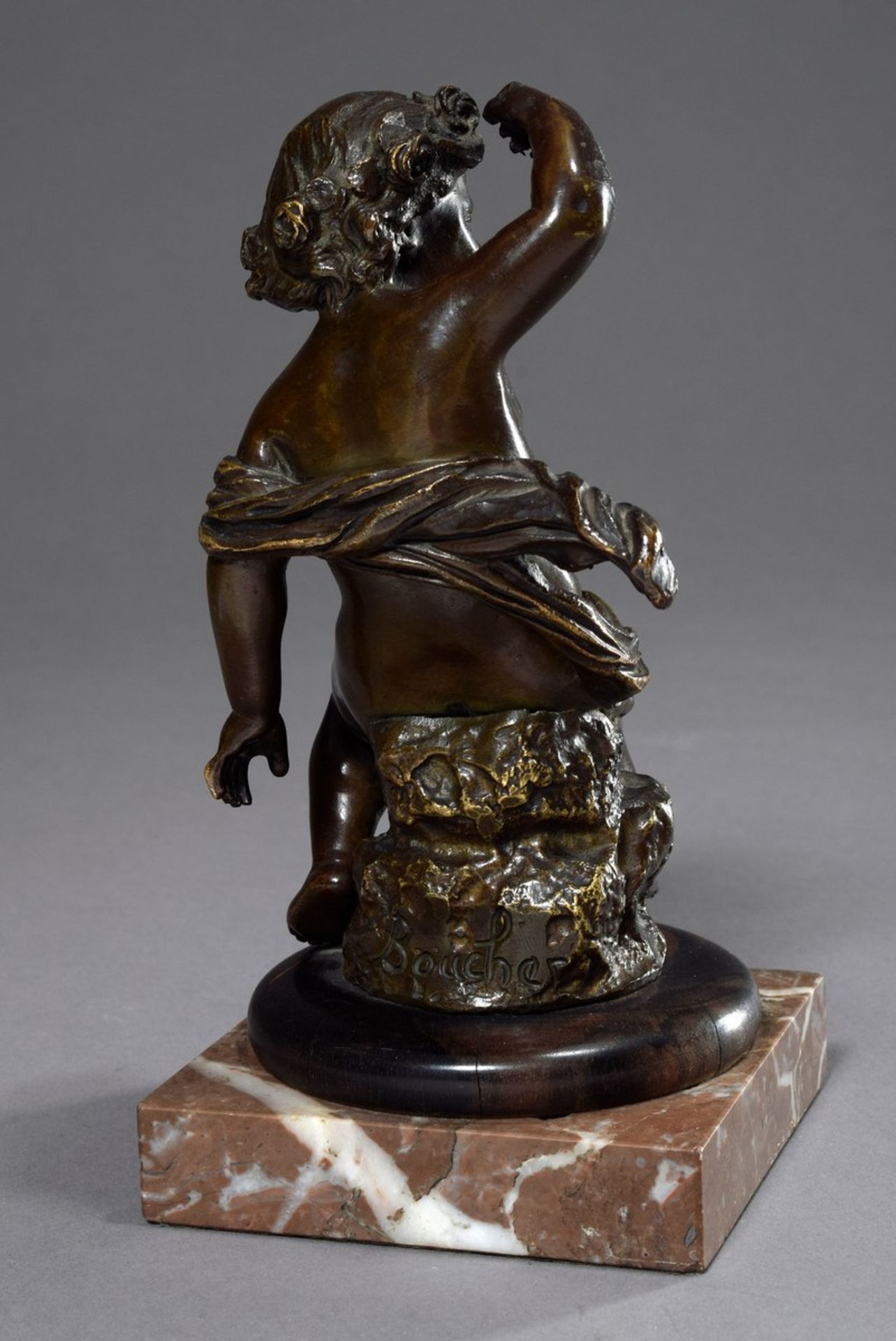 Boucher, Alfred (1850-1934) „Putto mit Blütenkranz“, sign., auf Marmor/Holz Sockel, H. 16/19cm, - Bild 3 aus 5