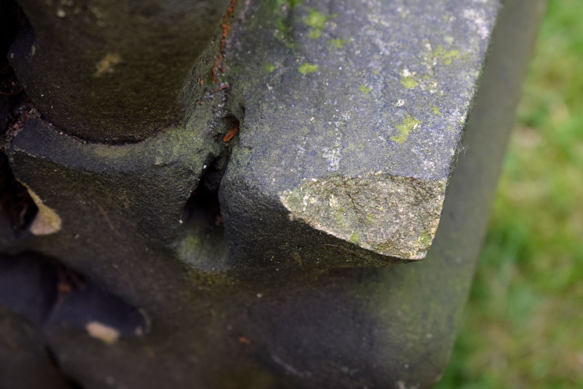 Paar Steinornamente in gotischer Form, H. 34cm, kleine Defekte - Bild 3 aus 5
