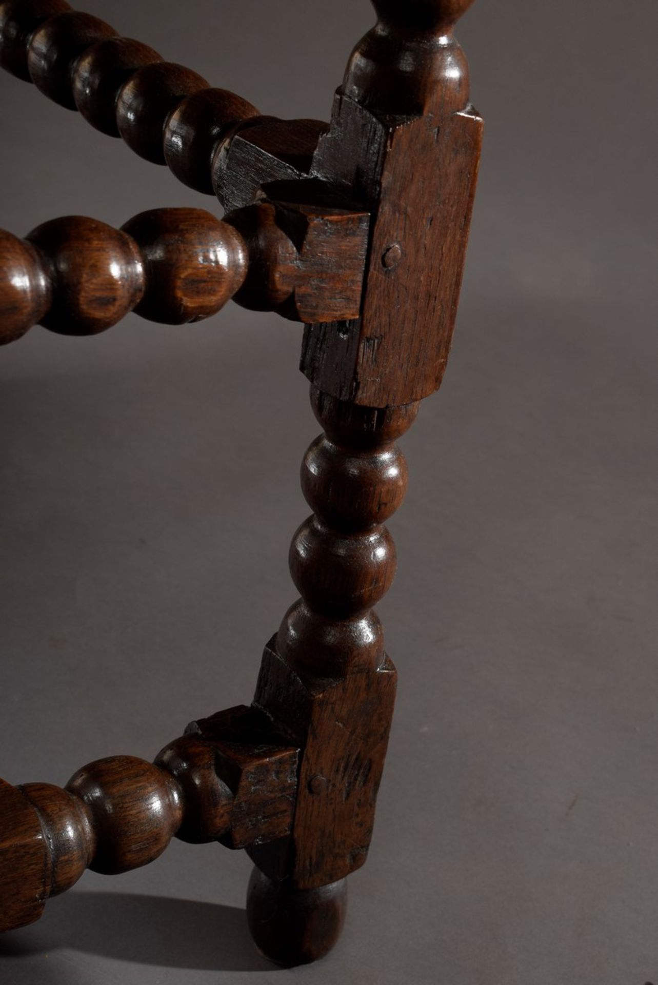 Tudor Tisch mit einem Schub auf gedrechselten Gestell, Eiche, England 17.Jh., 73x73,5x50cm, - Bild 7 aus 8