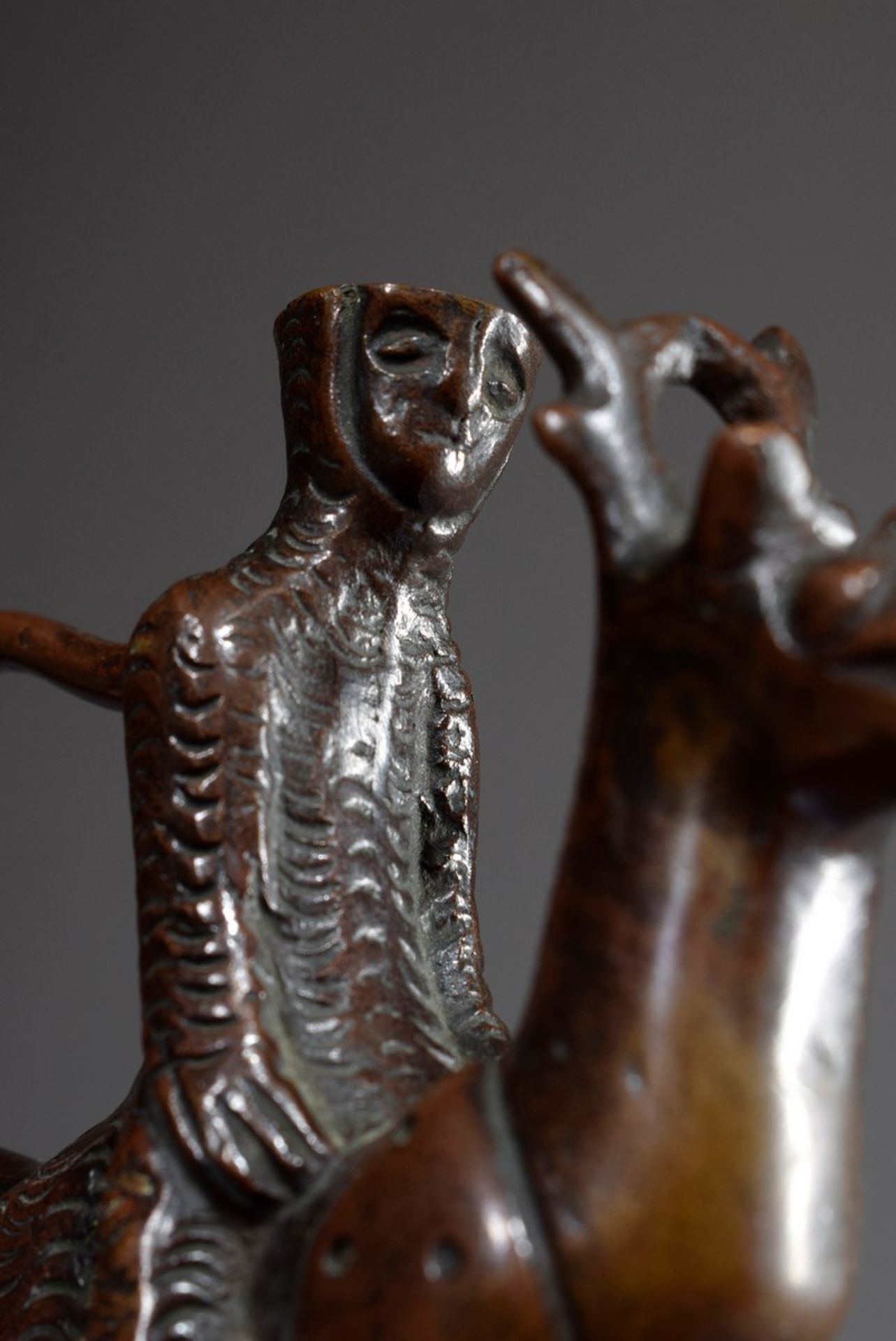 Aquamanile „Rentier mit geharnischten Reiter“ nach Original des 13.Jh., 19.Jh., Bronze braun - Bild 4 aus 6
