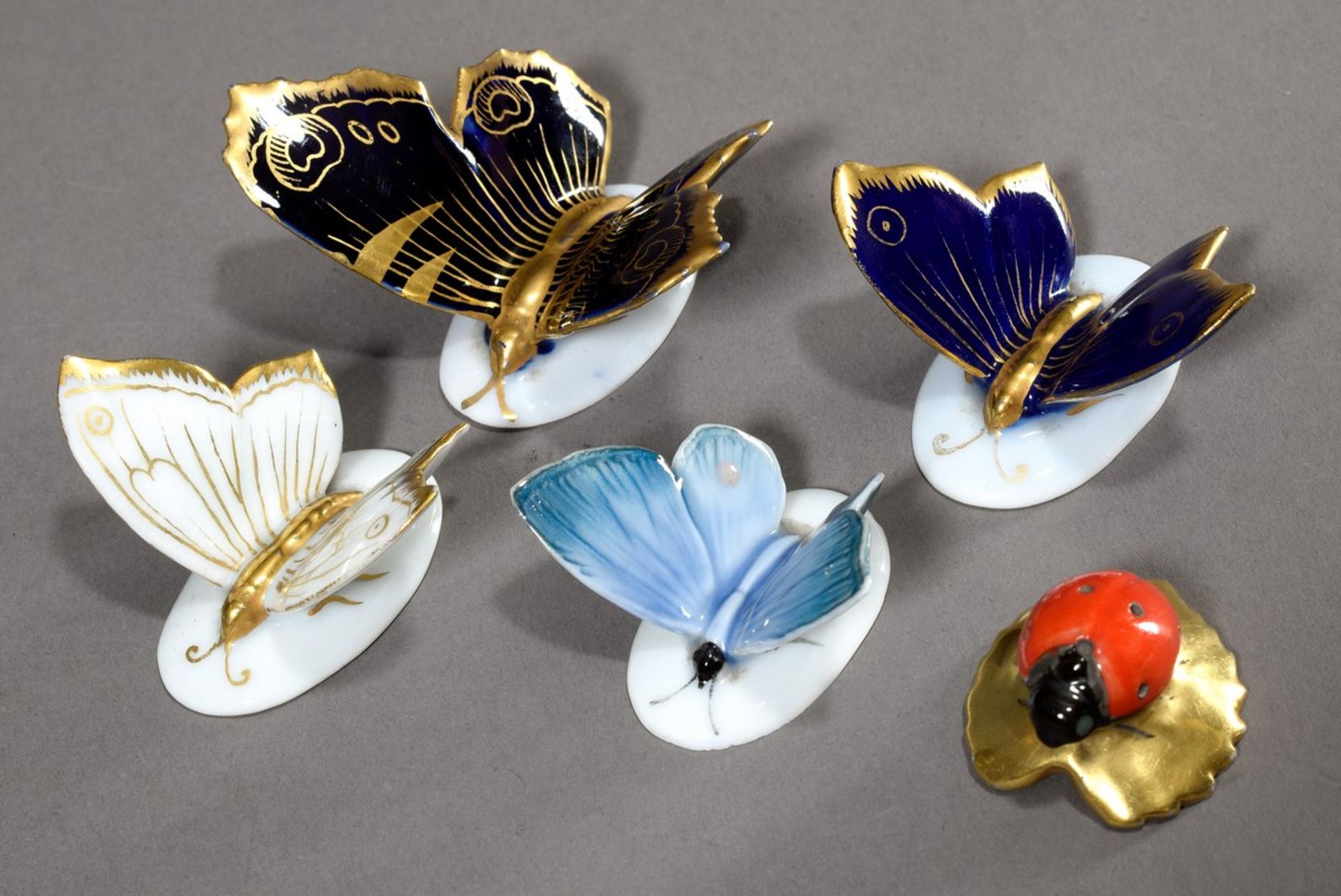 5 Diverse ENS Porzellan Tischdekorationen "Schmetterlinge" und "Marienkäfer", farbig staffiert,