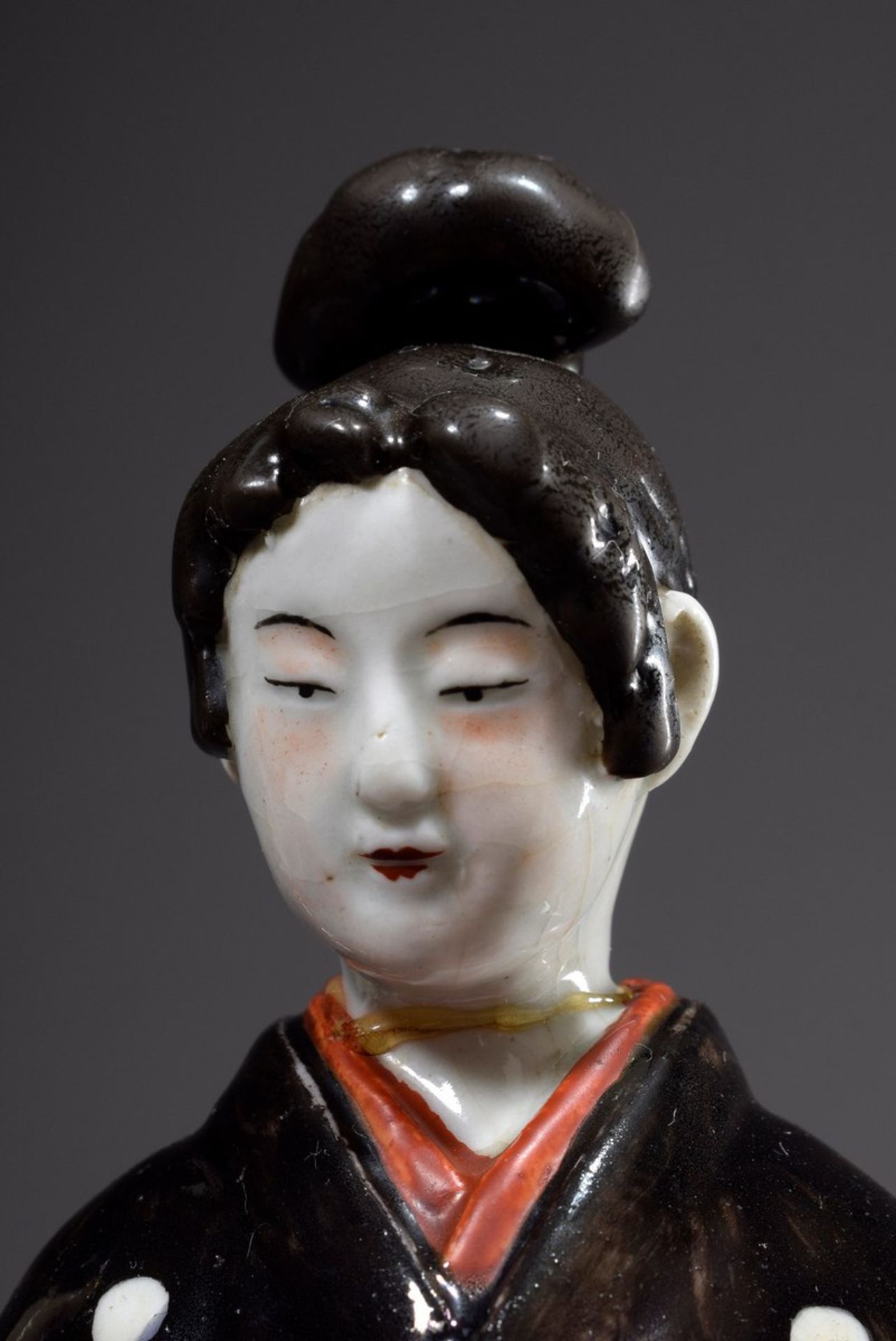 2 Kutani Porzellanfiguren "Damen in traditionellem Gewand", Japan um 1910, H. 26/28cm, 1x defekt2 - Image 6 of 7