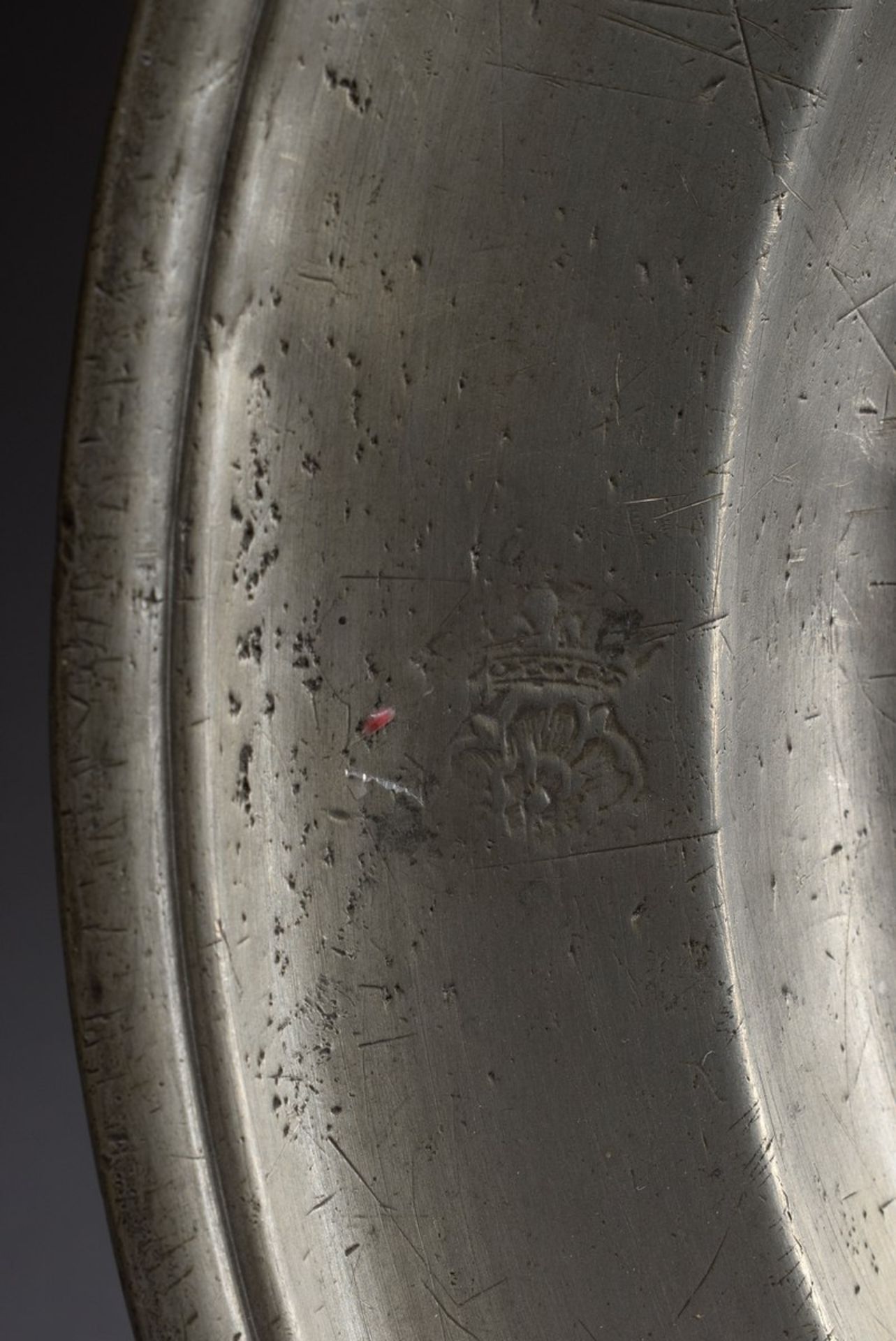 2 Diverse Teile Zinn Taufgerät: Kanne mit geschwungenem Henkel und Ringdekor (H. 20,5cm) und - Bild 5 aus 7