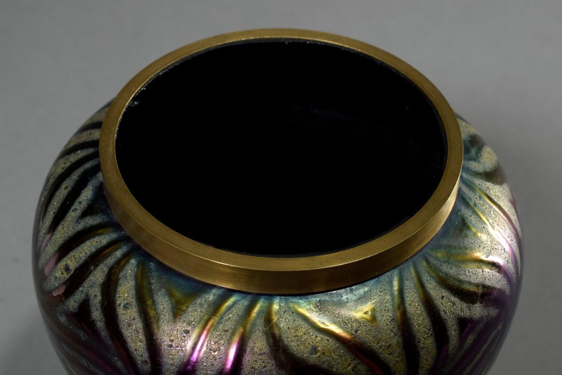 Violett irisierende Jugendstil Glas Vase mit geometrisch-floralem Ätzdekor und Messingrand, H. 14, - Bild 3 aus 3