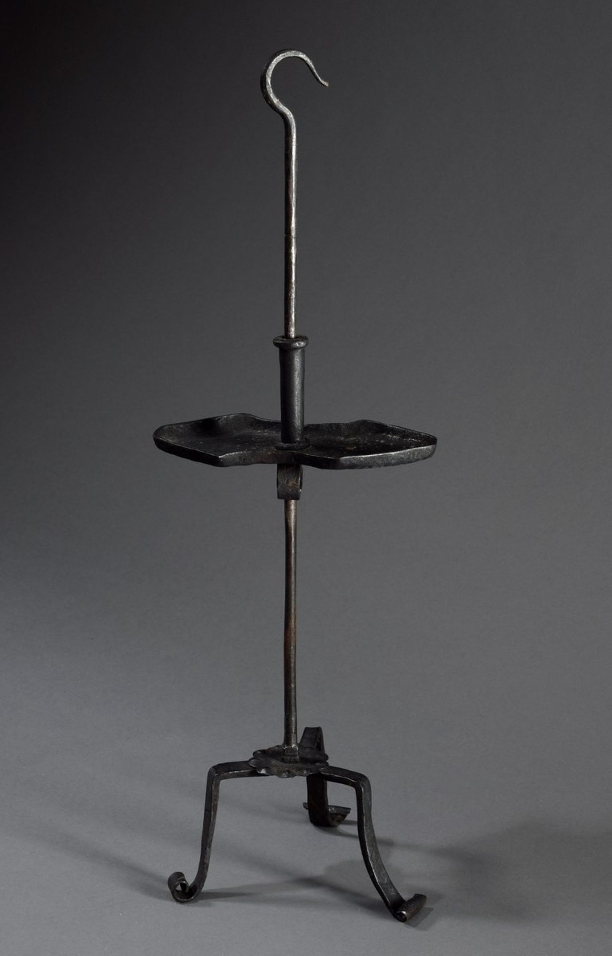 Antike alpenländische Öllampe, geschmiedetes Eisen, verstellbar, H. 54cm, restauriert, ehem. Slg.