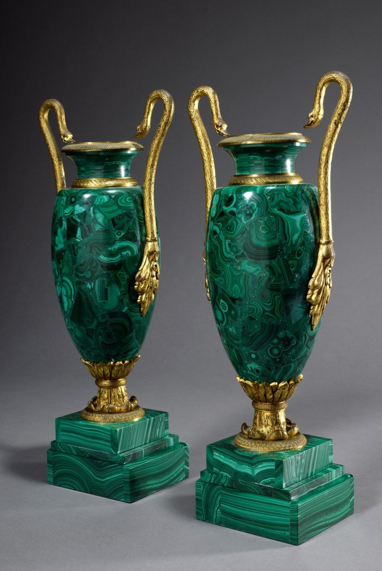 Paar Prunkvasen im Empire Stil mit ovoidem Malachit Korpus und ebensolchem Sockeln sowie vergoldeten - Bild 2 aus 8