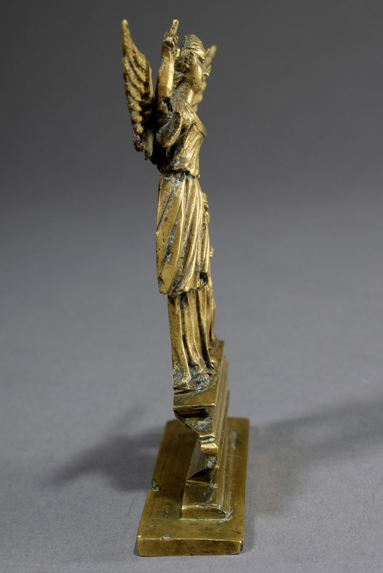 Kleine Statuette „Schutzengel“, Bronze, Rückseite flach, 19.Jh., H. 10cm, kleine Defekte, ehem. - Image 3 of 3