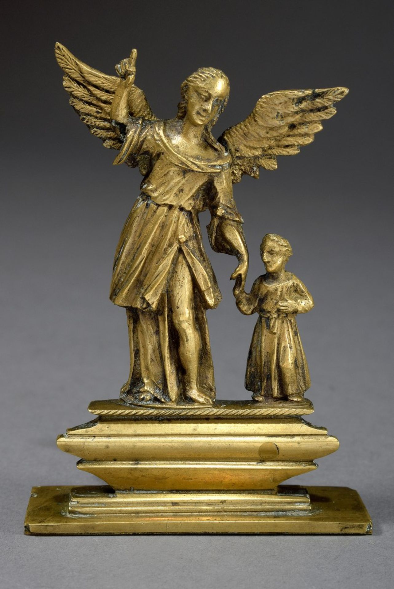 Kleine Statuette „Schutzengel“, Bronze, Rückseite flach, 19.Jh., H. 10cm, kleine Defekte, ehem.