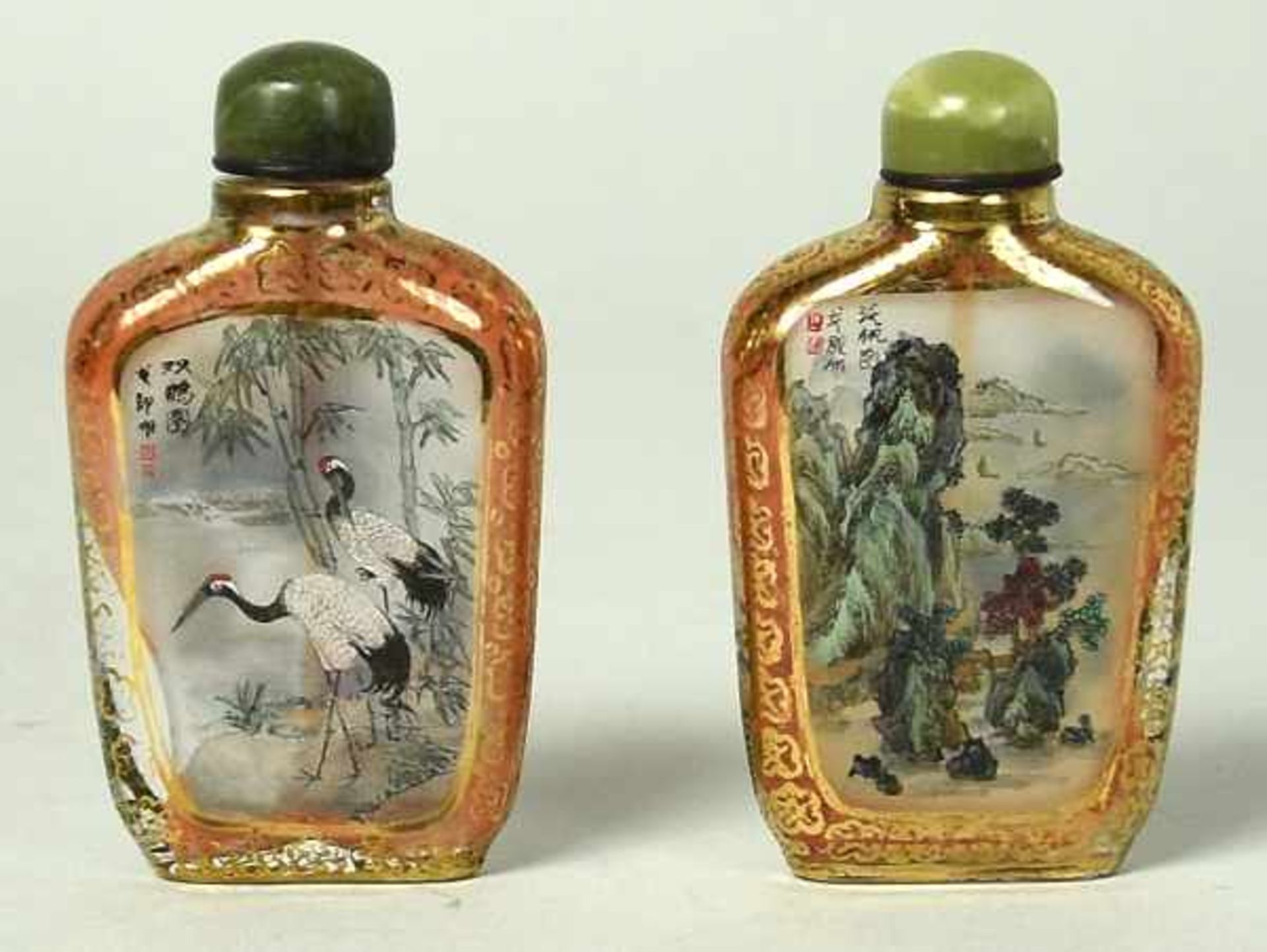 ZWEI SNUFFBOTTLES Flakon, China, Klarglas mit Stöpsel, aufwändig von Innen bemalter Flakon, einer