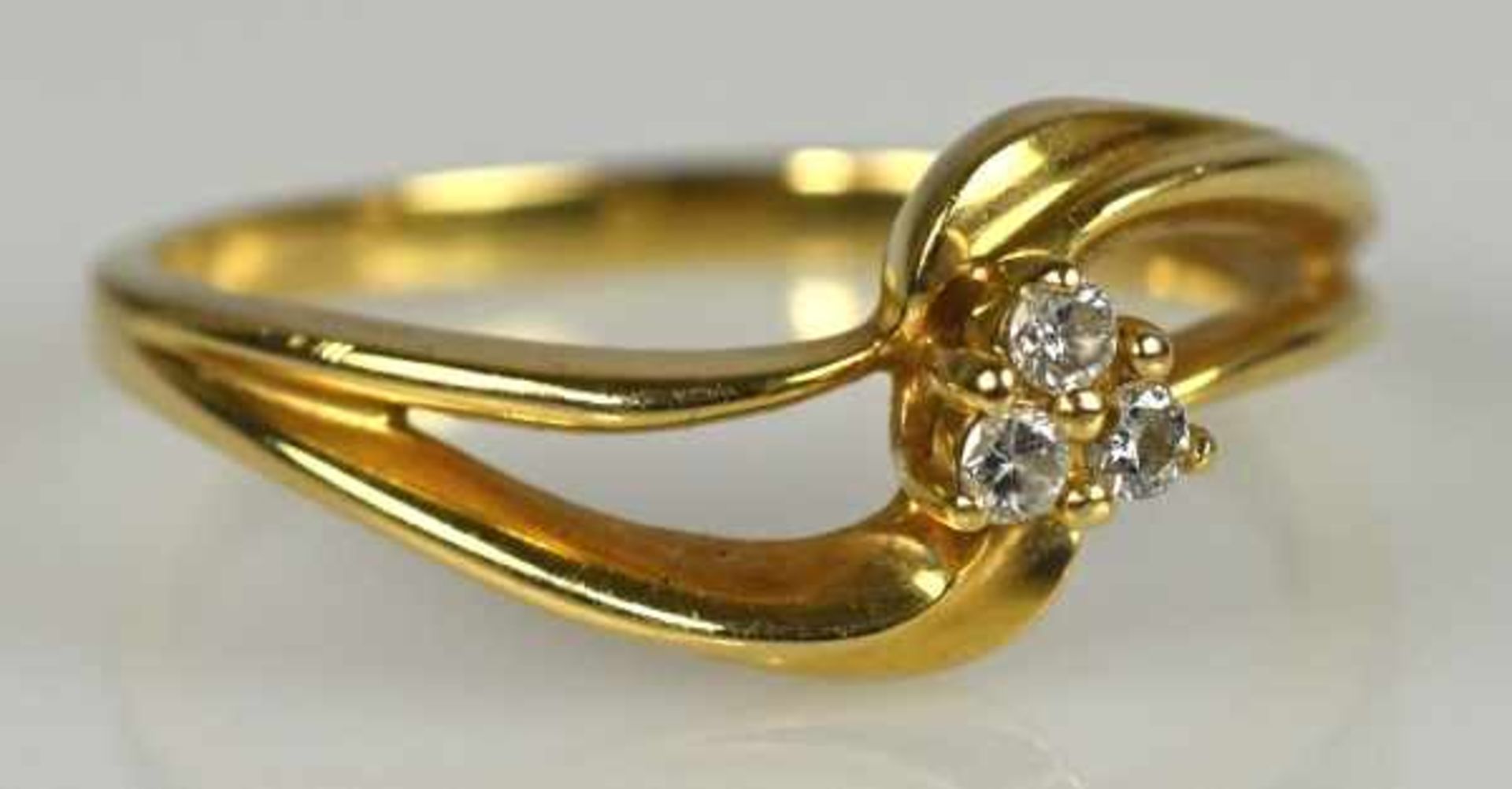 RING besetzt mit drei kleinen Diamanten, Gelbgold 14ct, Gr. 53, 1,96 gr - Bild 2 aus 4