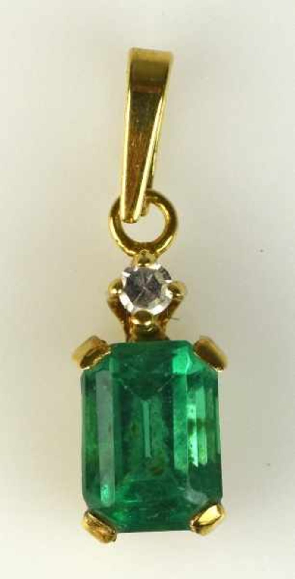 SMARAGD-ANHÄNGER rechteckiger Smaragd mit Treppenschliff, seitlich arragiert ein kleiner Diamant,