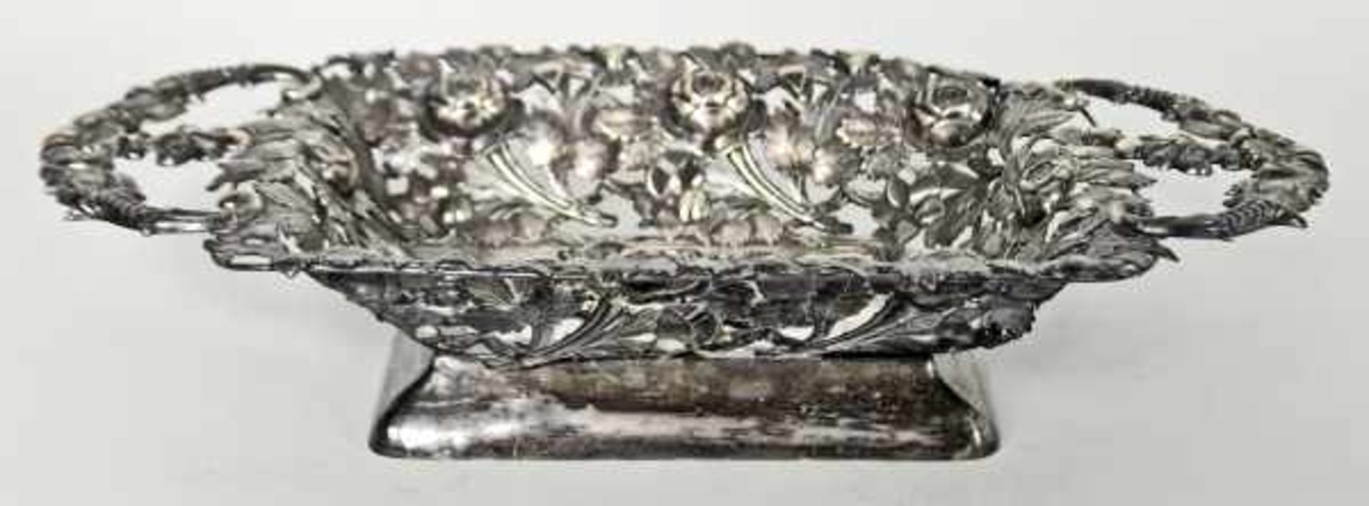 SCHALE rechteckig, zwei seitliche Henkel, reliefiertes Rosendekor, Silber 835, 325 g