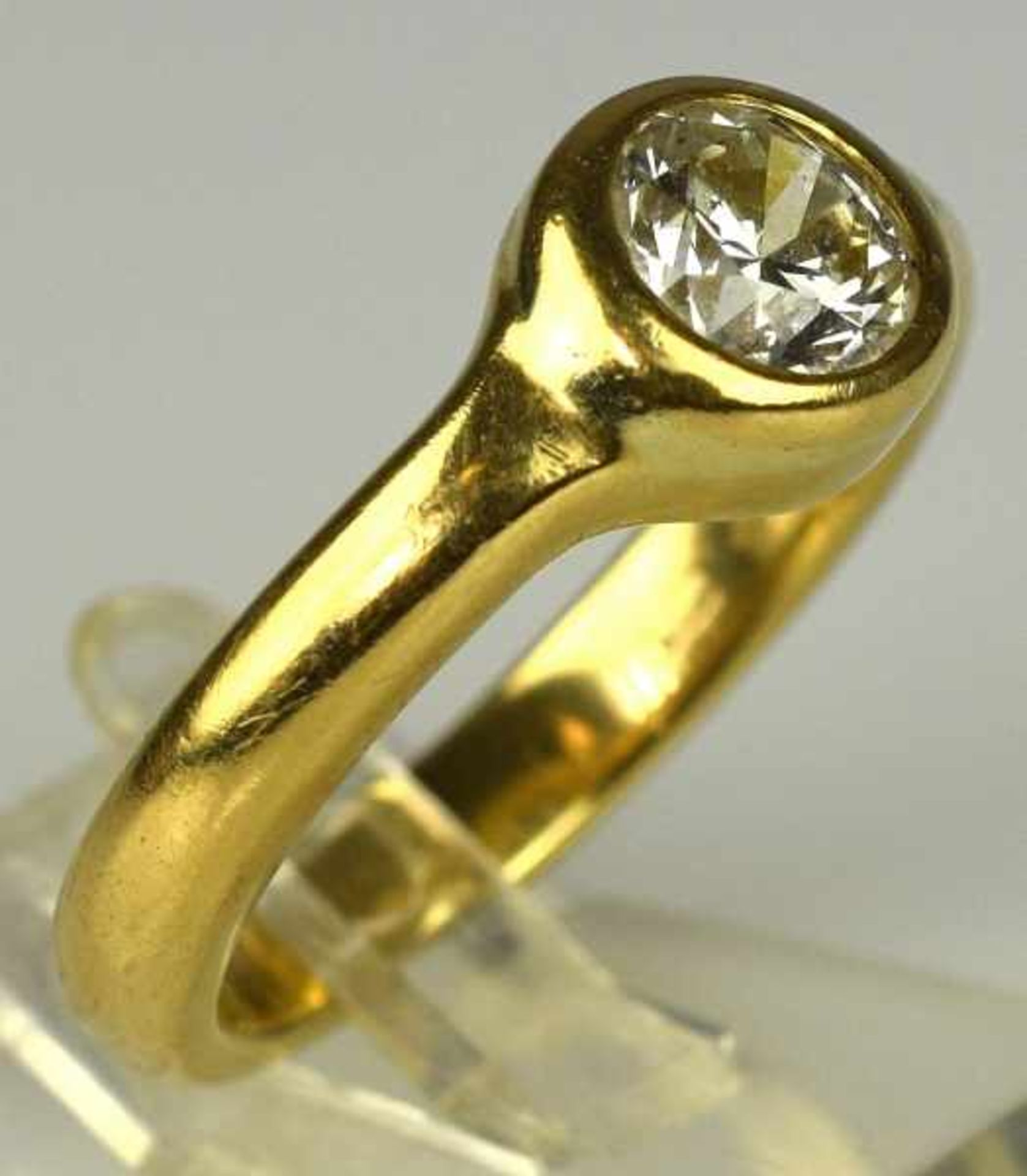 BRILLANTRING Solitärbrillant 1,06ct, wesselton, si, in schlichter, moderner Gelbgoldfassung 18ct, - Bild 2 aus 2