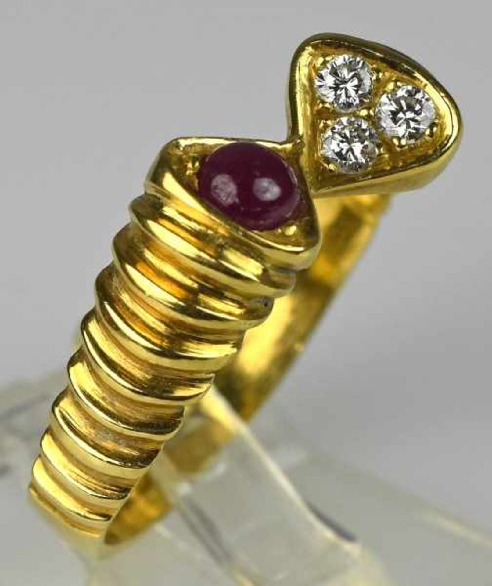 RING besetzt mit 3 Brillanten und Rubincabochon in Gelbgoldfassung 18ct, 4g, Gr.59 - Bild 3 aus 3