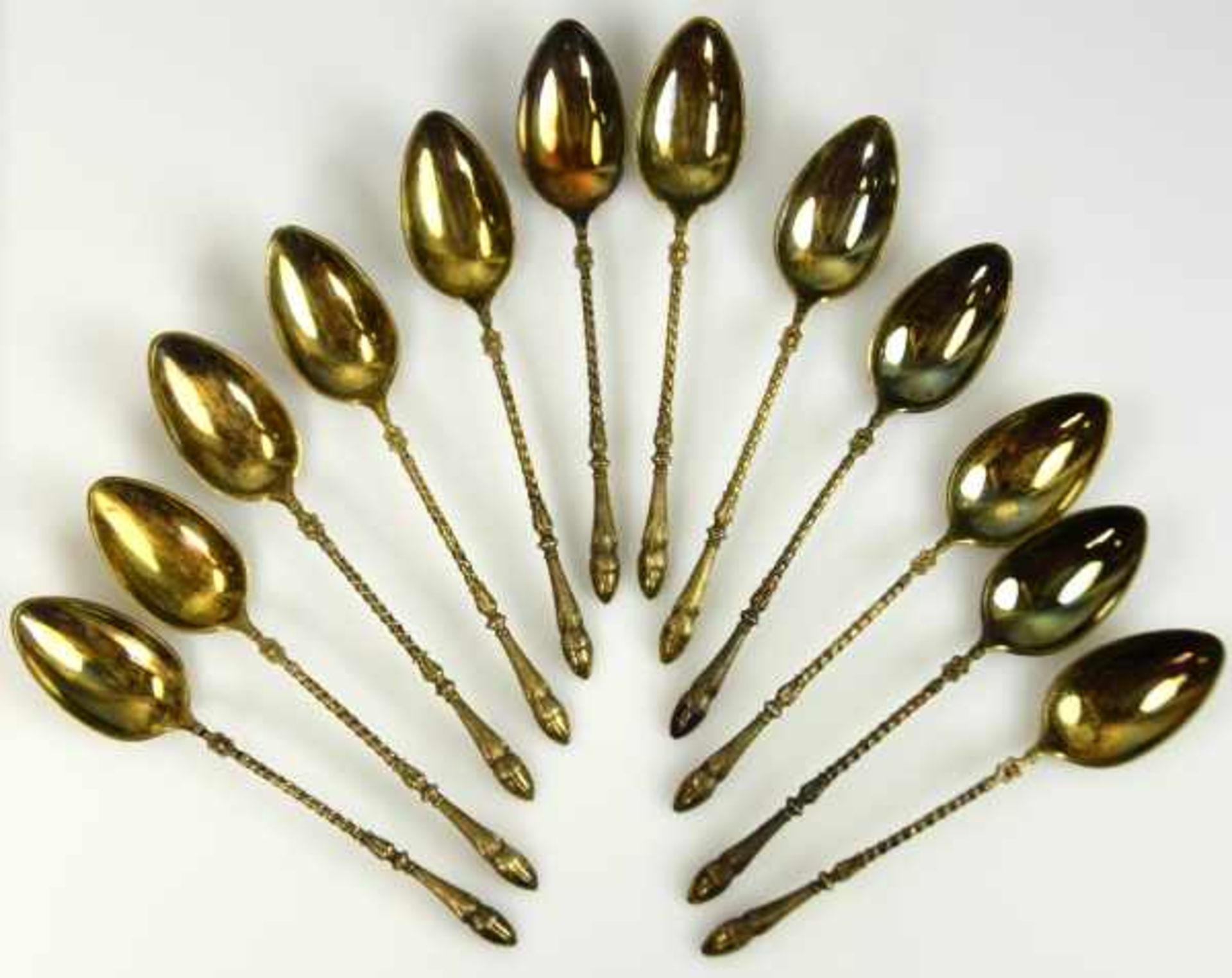 LÖFFEL-LOT 12 Mokkalöffel, aufwendig dekorierte Griffe mit Rehvorderlauf, Silber 800, vergoldet, 115