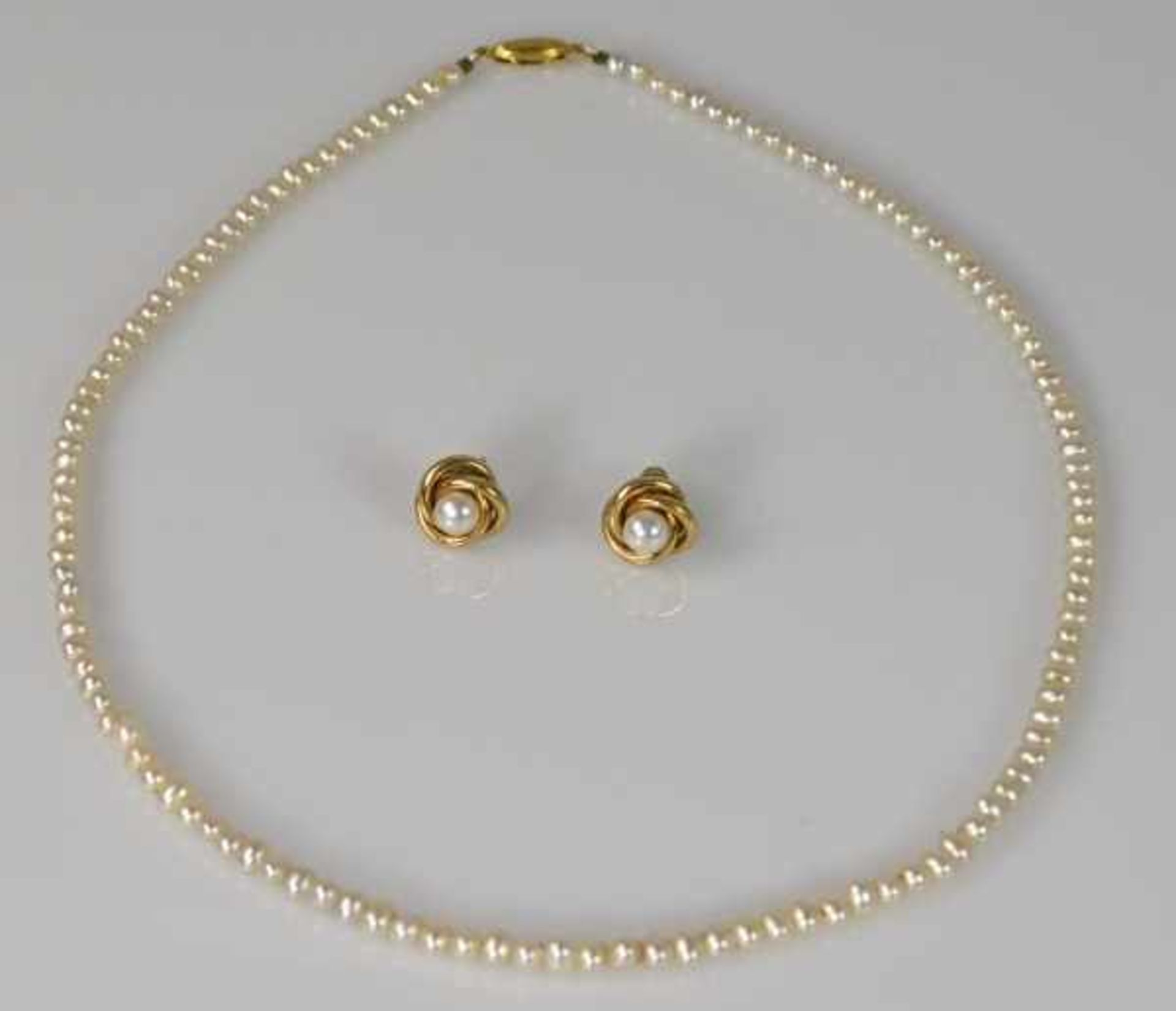 FEINE PERLENKETTE kleine Perlen mit ovalem Goldverschluß 14ct, L 42cm und Paar Ohrstecker mit