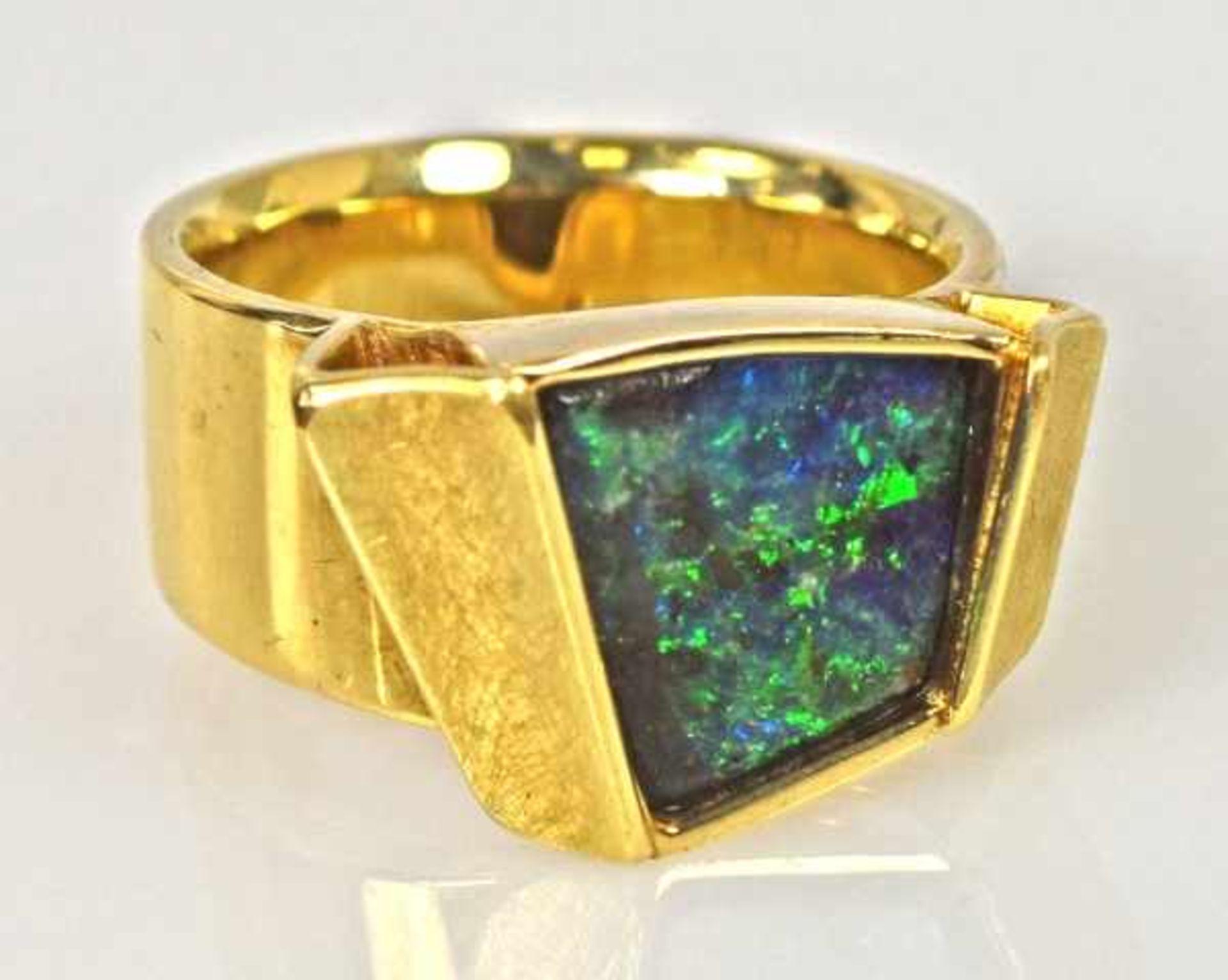 OPALRING viereckiger Boulder-Opal, polierte Fassung mit getieften, satinierten Seiten, breitem Ring, - Bild 3 aus 4